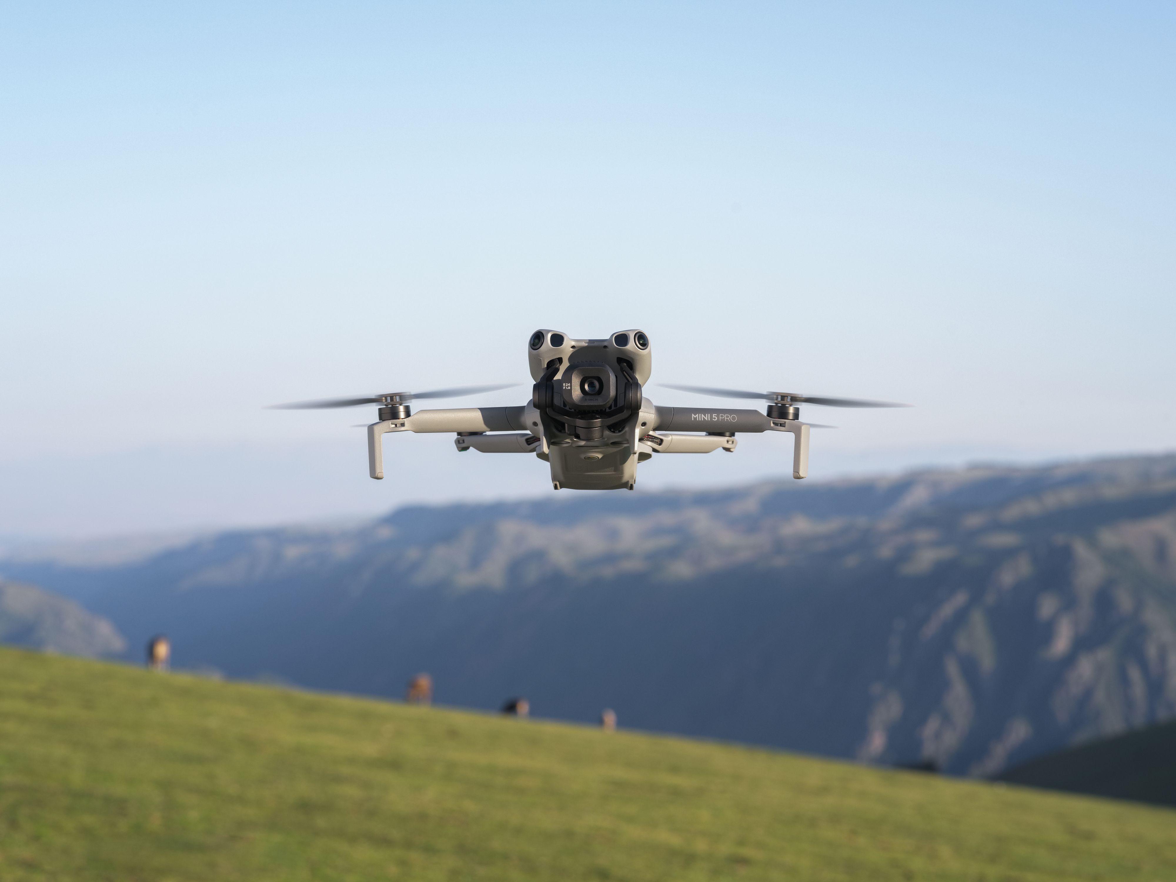 Bis zu 36 Minuten Flugzeit in der EU, XXL-Sensor für Aufnahmen bei wenig Licht: die Faltdrohne DJI Mini 5 Pro