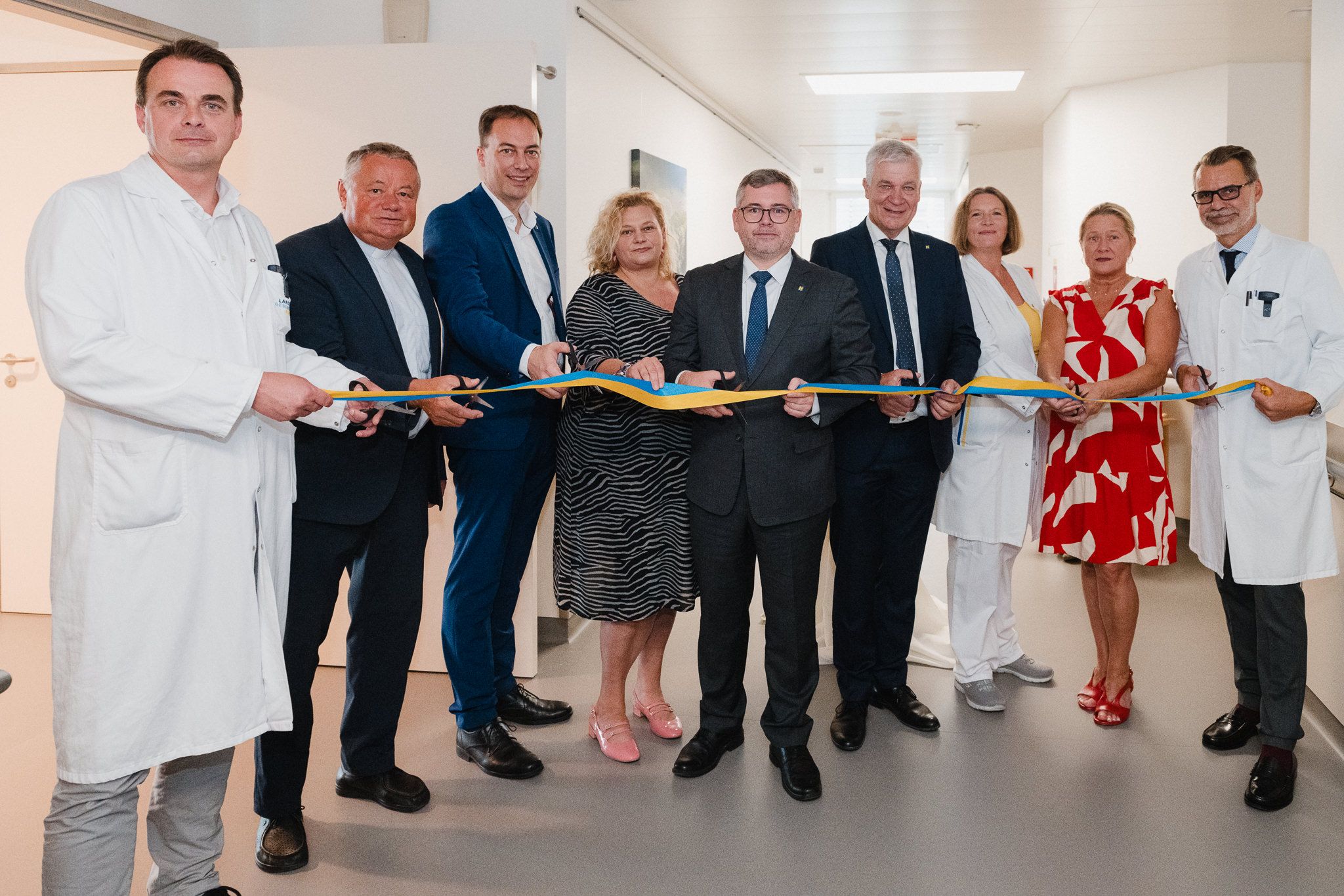 In Amstetten kommt bald eine neue Palliativstation (v.l.n.r.): Armin Gerger, Pater Hermann Sandberger, Geschäftsführer Gesundheit Mostviertel GmbH Martin Kaiser, Vorständin für Medizin und Pflege Elisabeth Bräutigam, Noch-Landesrat Ludwig Schleritzko, Landtagsabgeordneter Anton Kasser, Leitung Palliativstation OÄ Elisabeth Mock, Stationsleitung DGKP Manuela Supanschitz, Ärztlicher Direktor Gerhard Kriener.