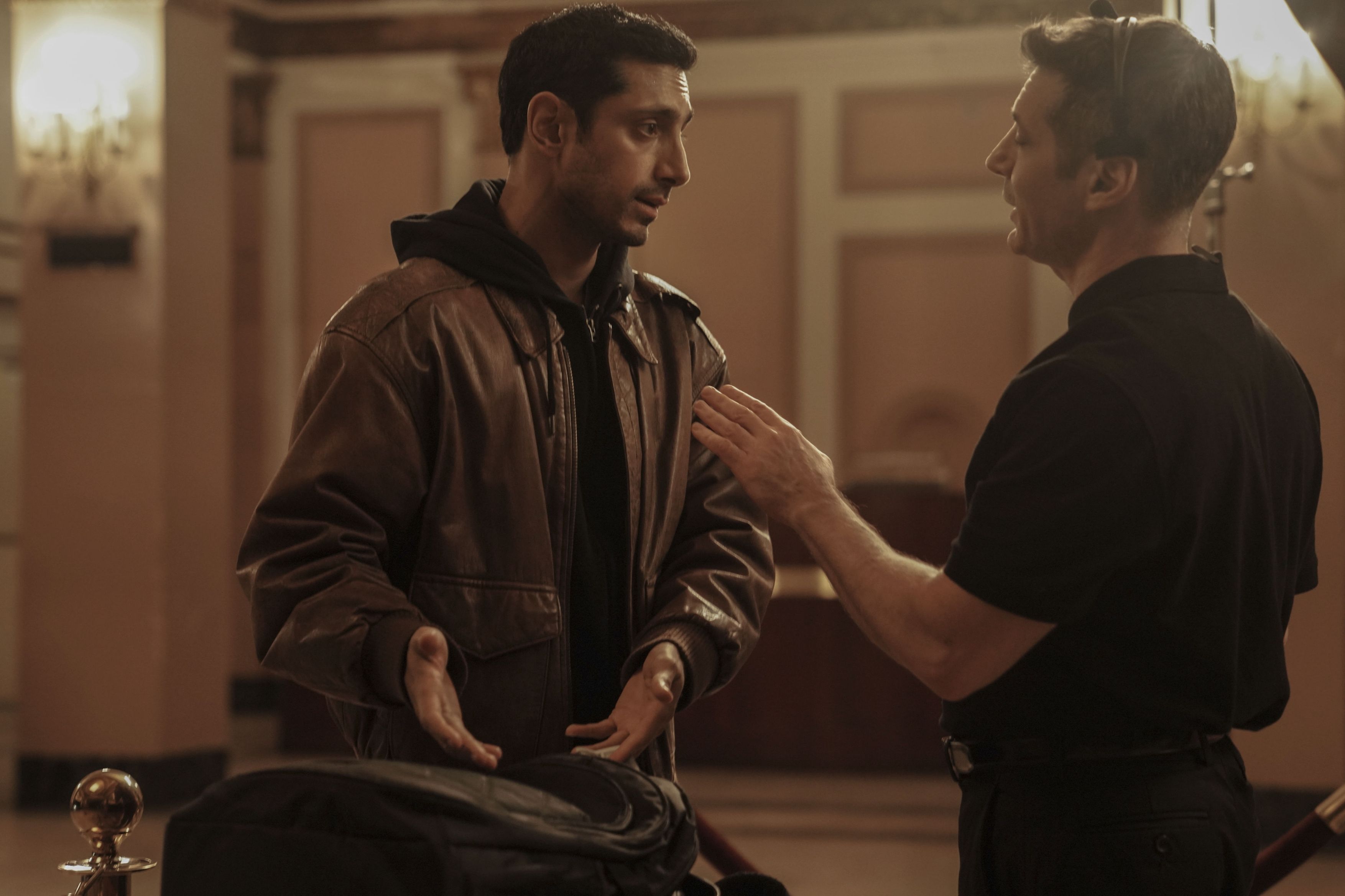 Ash (Riz Ahmed) beschützt seine Klienten.