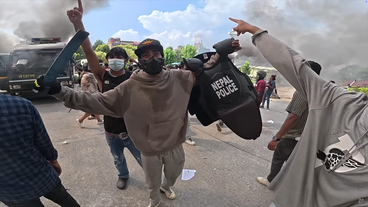 Bilder einer Revolution - Protestierende mit erbeutete Polizeiausrüstung in Kathmandu am 9. September 2025