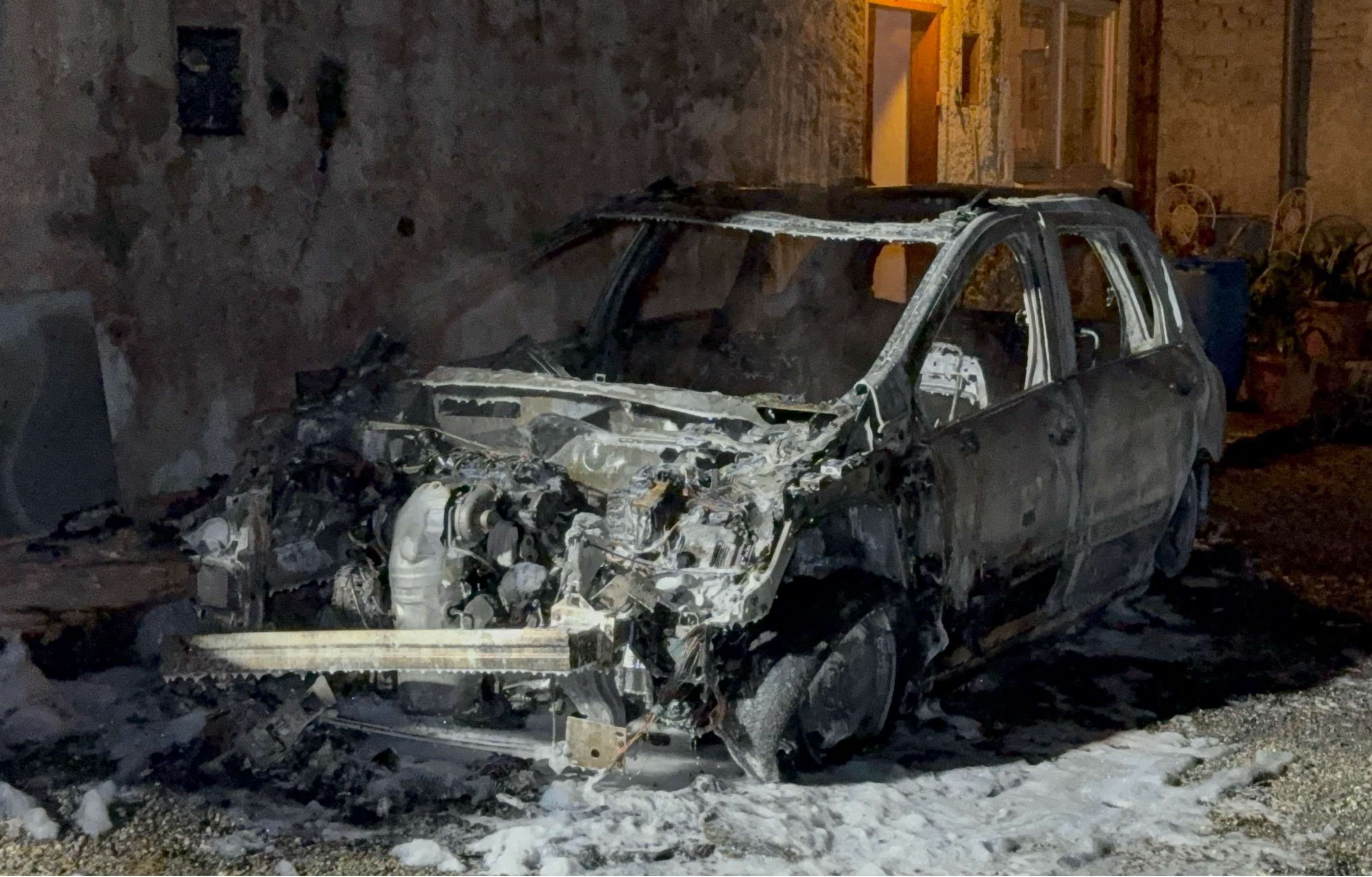 Der Pkw brannte vollständig aus.