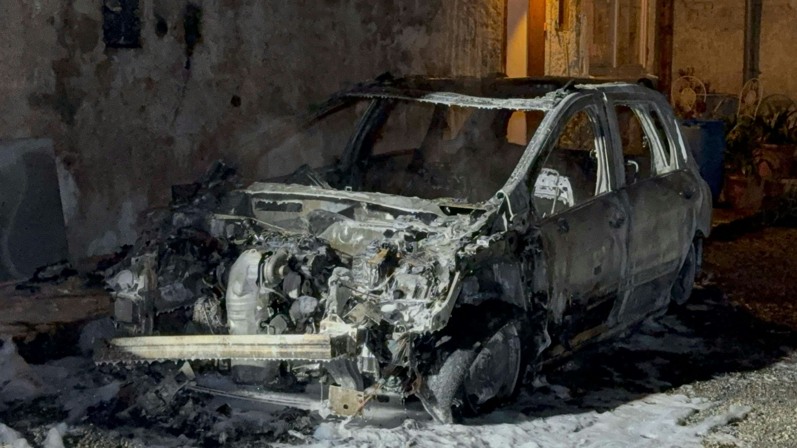 Der Pkw brannte vollständig aus.