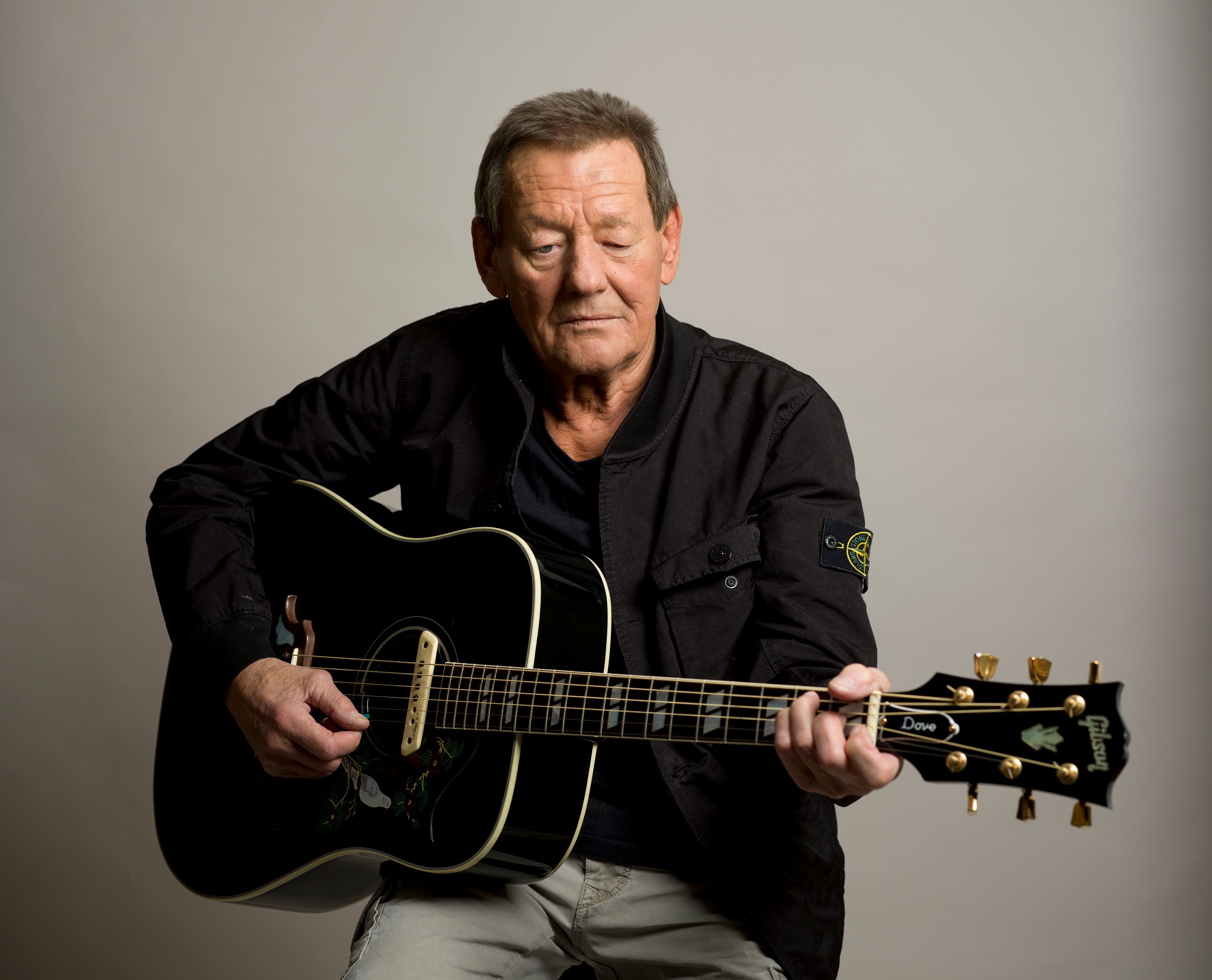 Autropop-Legende Wolfgang Ambros gleicht seine Auto-CO2-Emissionen aus und unterstützt ein Umweltprojekt auf Madagaskar.