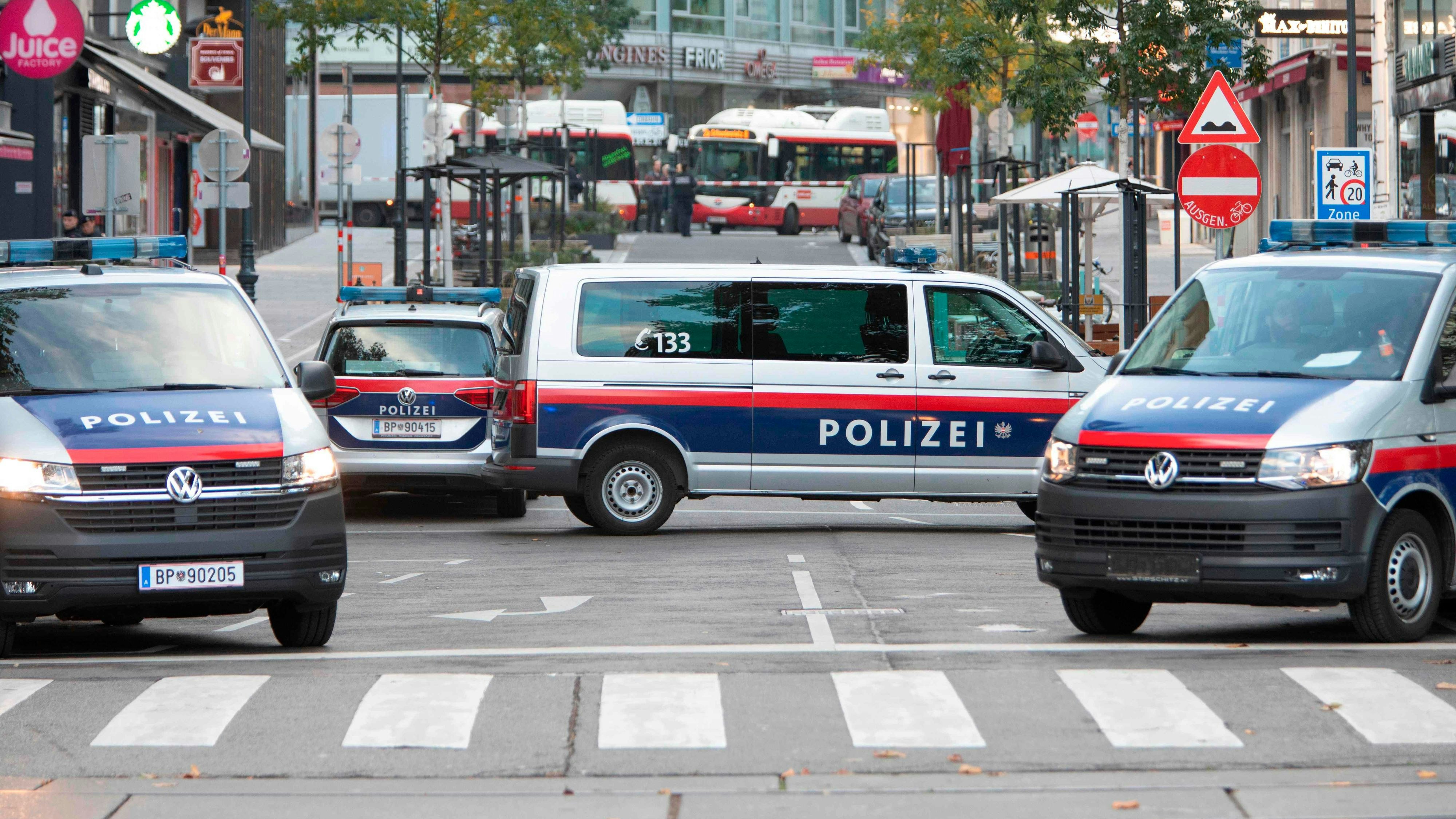 Die Polizei fahndet nach mehreren unbekannten Tätern. (Symbolbild)