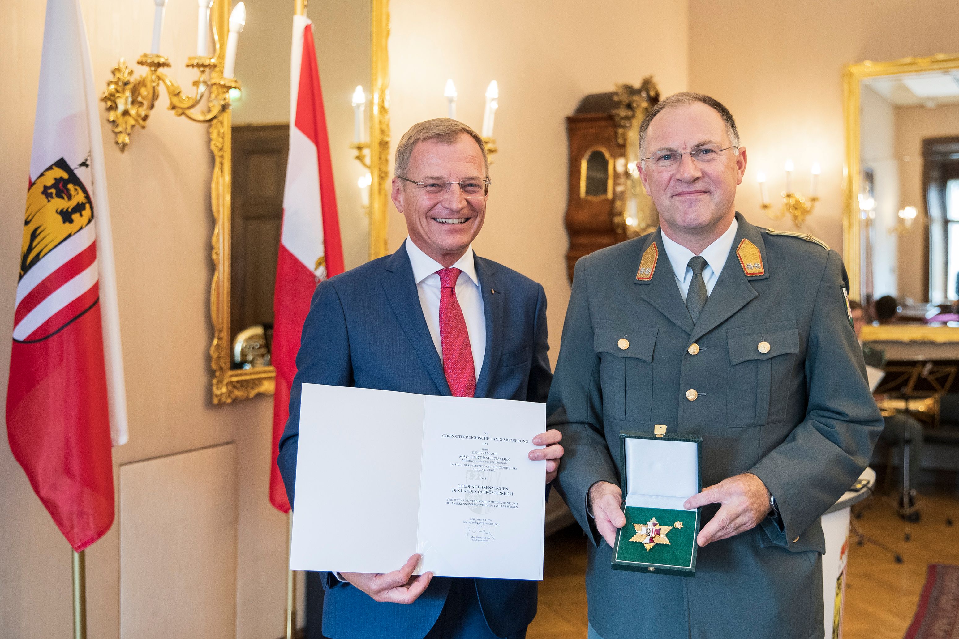 Generalmajor a.D. Kurt Raffetseder ist vergangene Nacht verstorben. Hier 2019 mit LH Thomas Stelzer (li.)