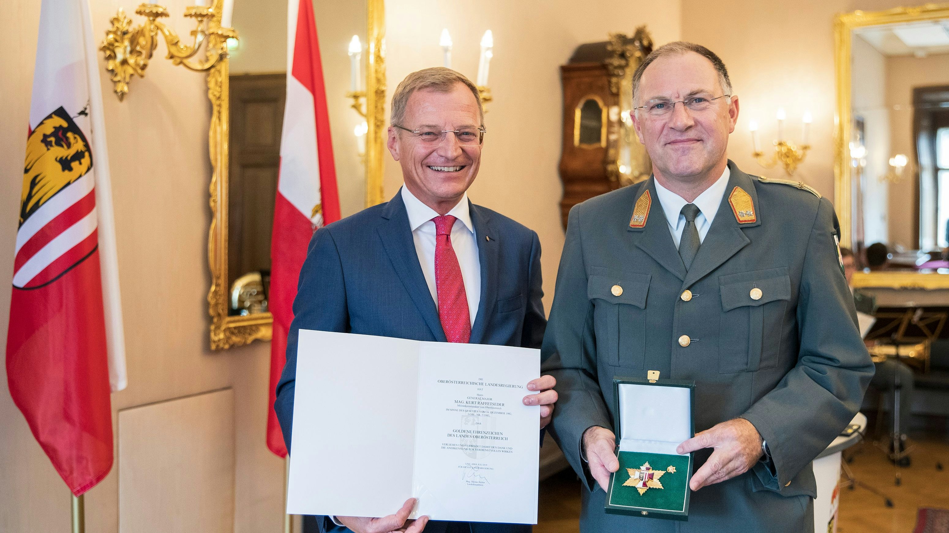 Generalmajor a.D. Kurt Raffetseder ist vergangene Nacht verstorben. Hier 2019 mit LH Thomas Stelzer (li.)