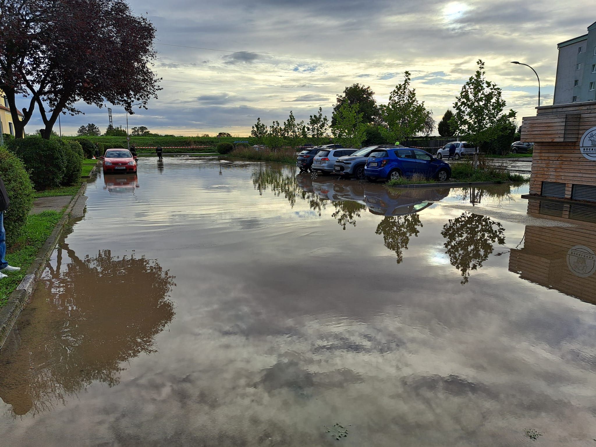 Am Donnerstag, 18. September 2025, kam es zu einem massiven Wasserrohrbruch in der Robert-Stolz-Siedlung in Wr. Neustadt
