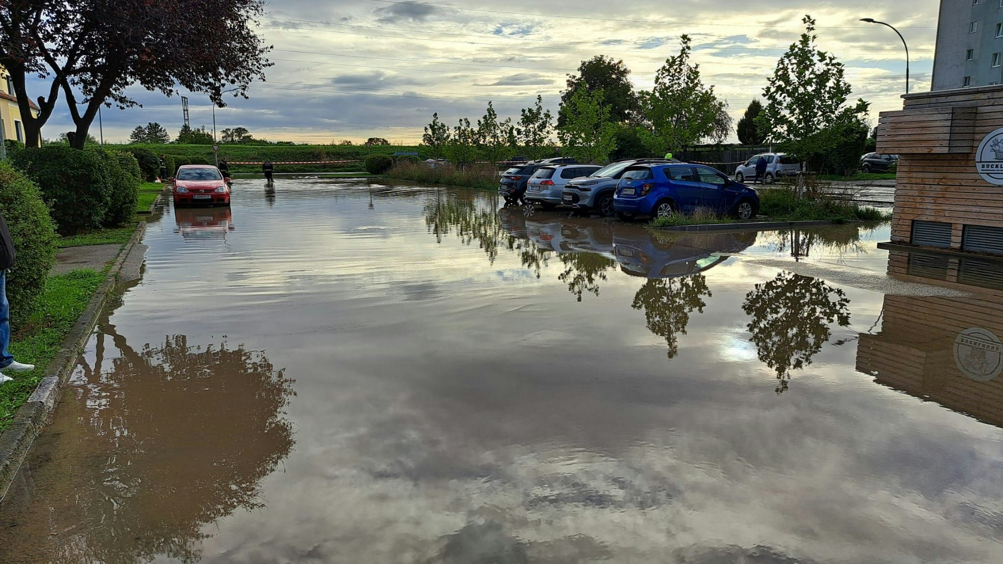 Am Donnerstag, 18. September 2025, kam es zu einem massiven Wasserrohrbruch in der Robert-Stolz-Siedlung in Wr. Neustadt