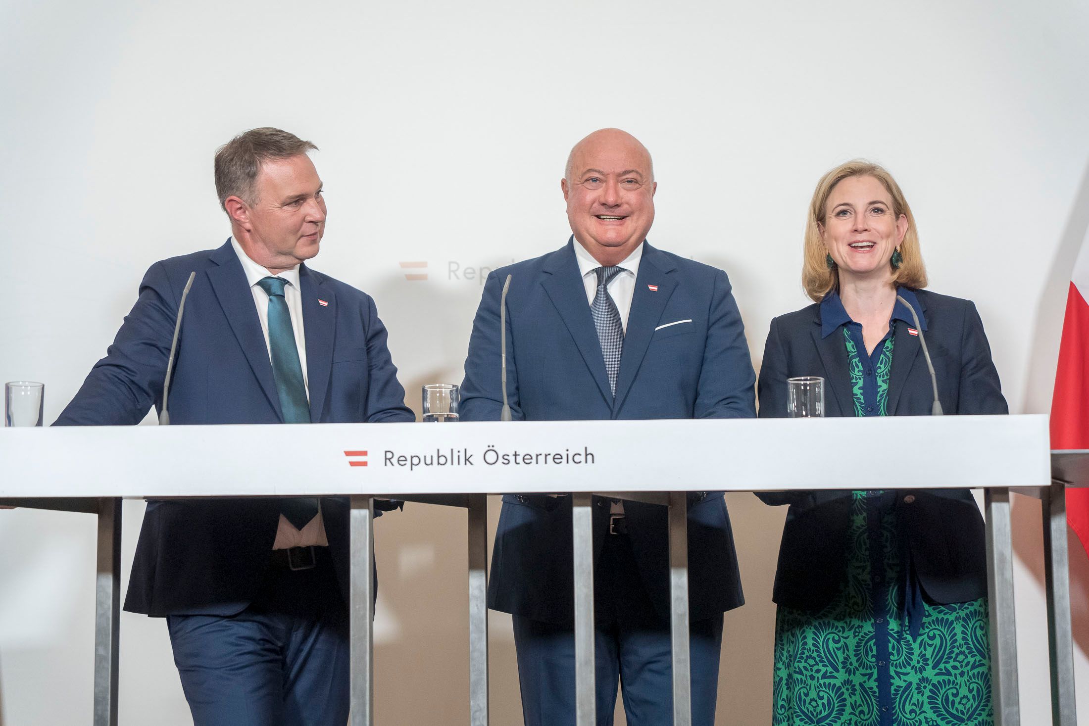 Kanzler Christian Stocker (ÖVP), Vize Andreas Babler (SPÖ), Außenministerin Beate Meinl-Reisinger (Neos).