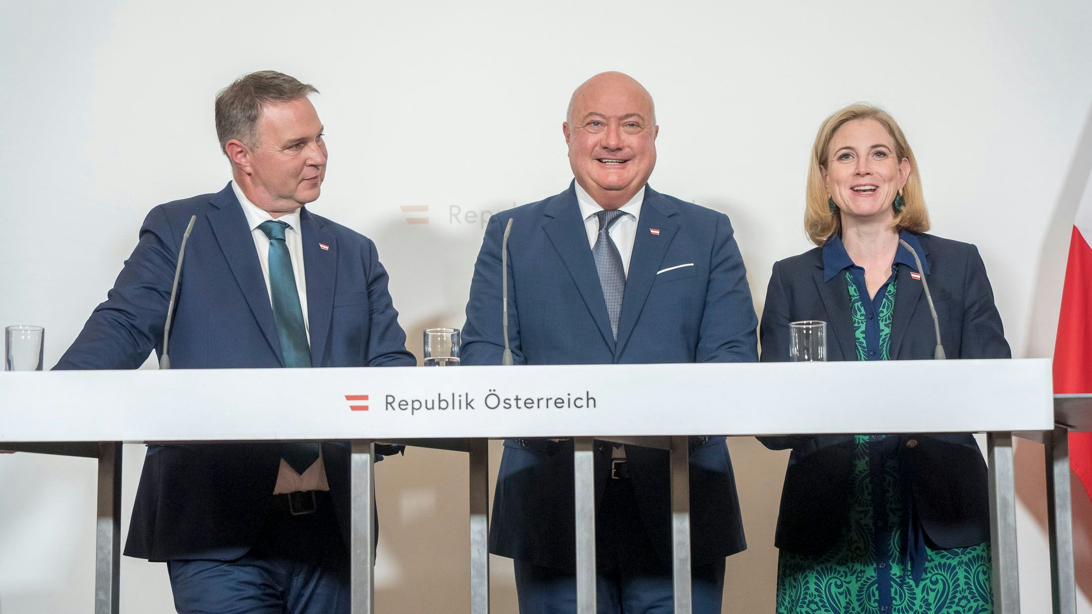 Kanzler Christian Stocker (ÖVP), Vize Andreas Babler (SPÖ), Außenministerin Beate Meinl-Reisinger (Neos).