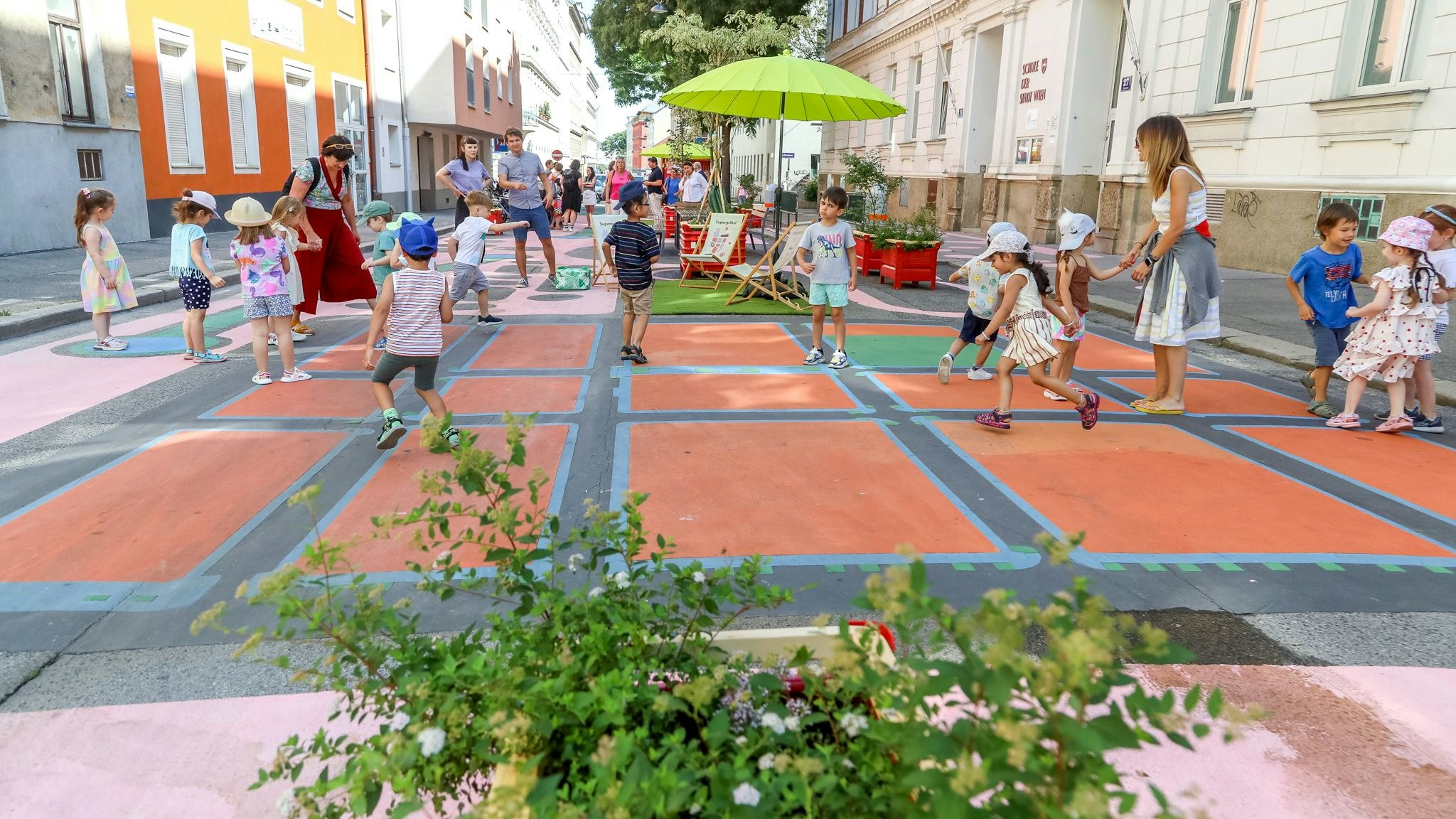 Wiens erstes Supergrätzl in Favoriten: Verkehrsberuhigung, Begrünung und eine neue Fußfänger*innenzone rund um die Mittelschule Herzgasse sorgen für mehr Sicherheit und Lebensqualität.