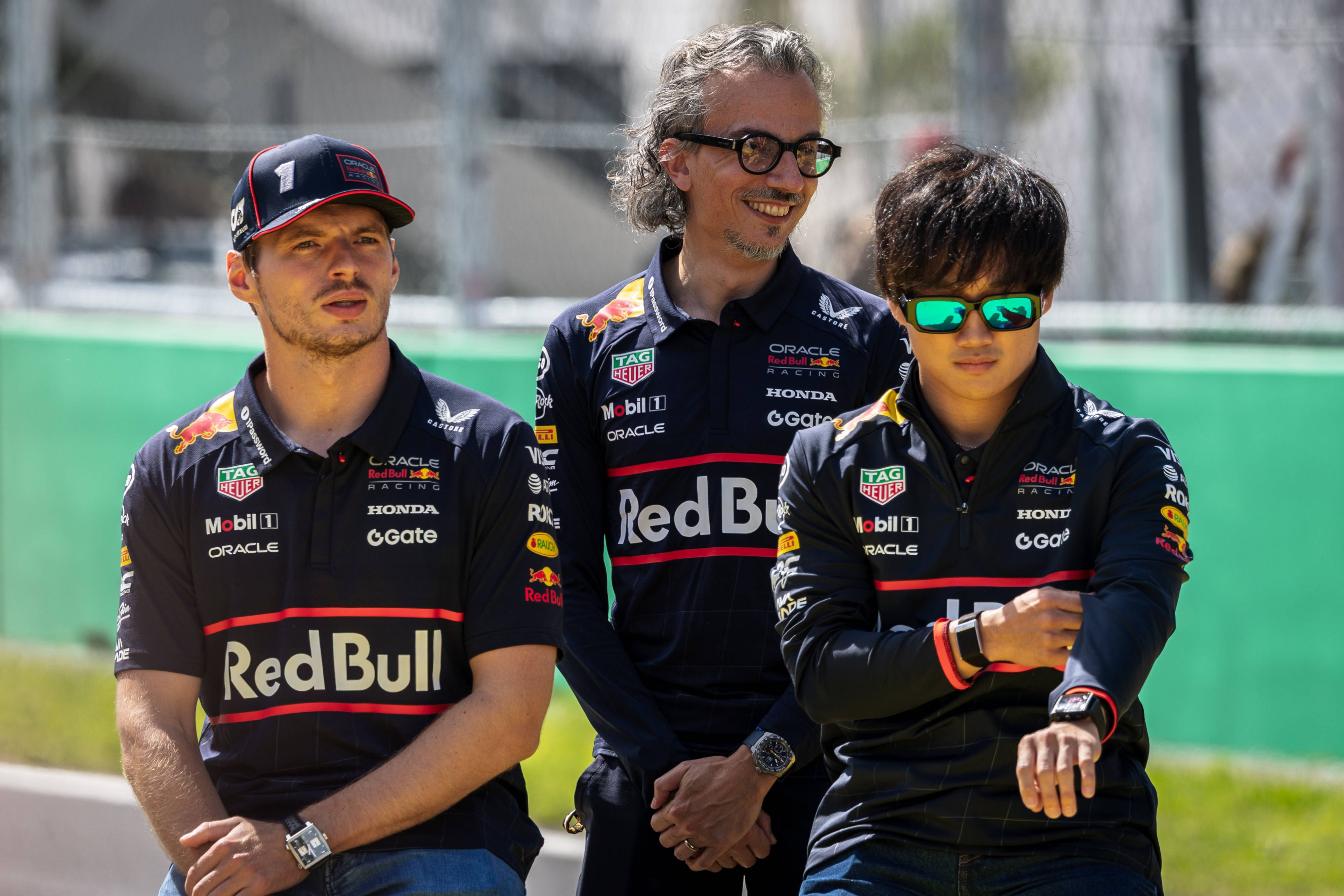 Max Verstappen, Yuki Tsunoda and Laurent Mekies beim Grand Prix von Monza. 