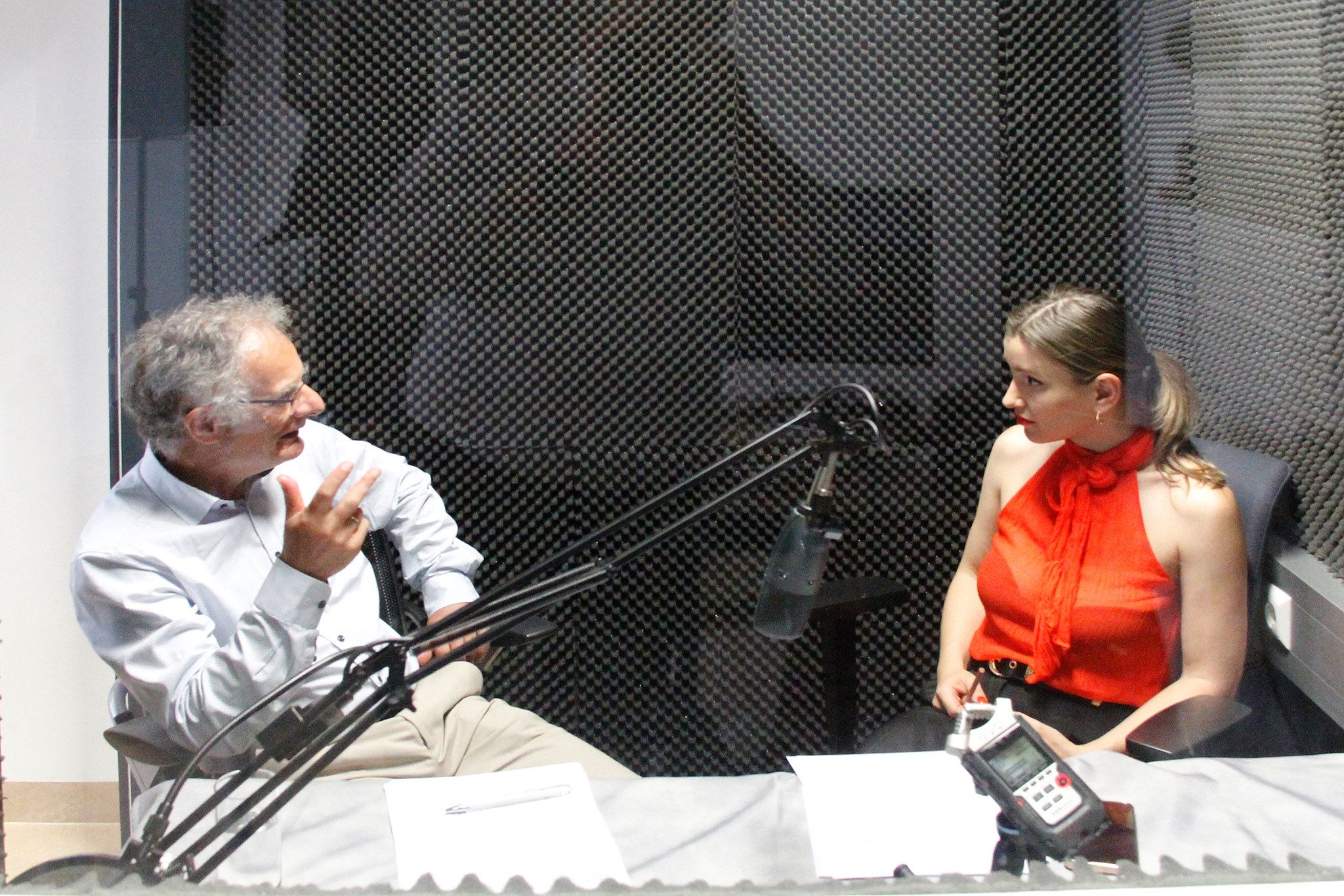 Finanzminister Markus Marterbauer (SPÖ) beim Podcast-Gespräch mit Kabarettistin Malarina.