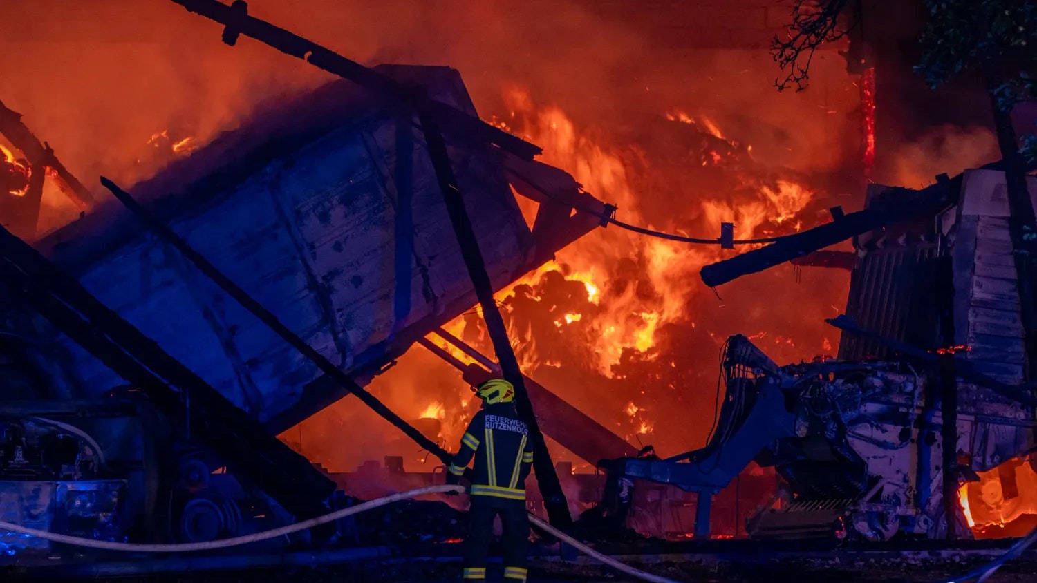 Heute.at - Großeinsatz in der Nacht! Gebäude geht in Flammen auf
