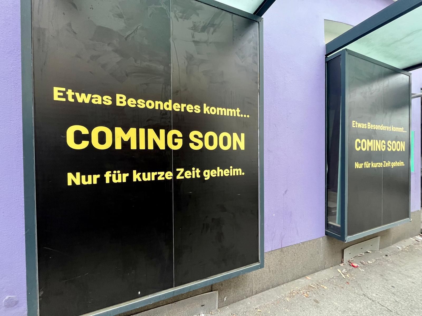 Wann sperrt es auf? Ein neues Lokal in der Linzer Hauptstraße lässt Passanten rätseln.