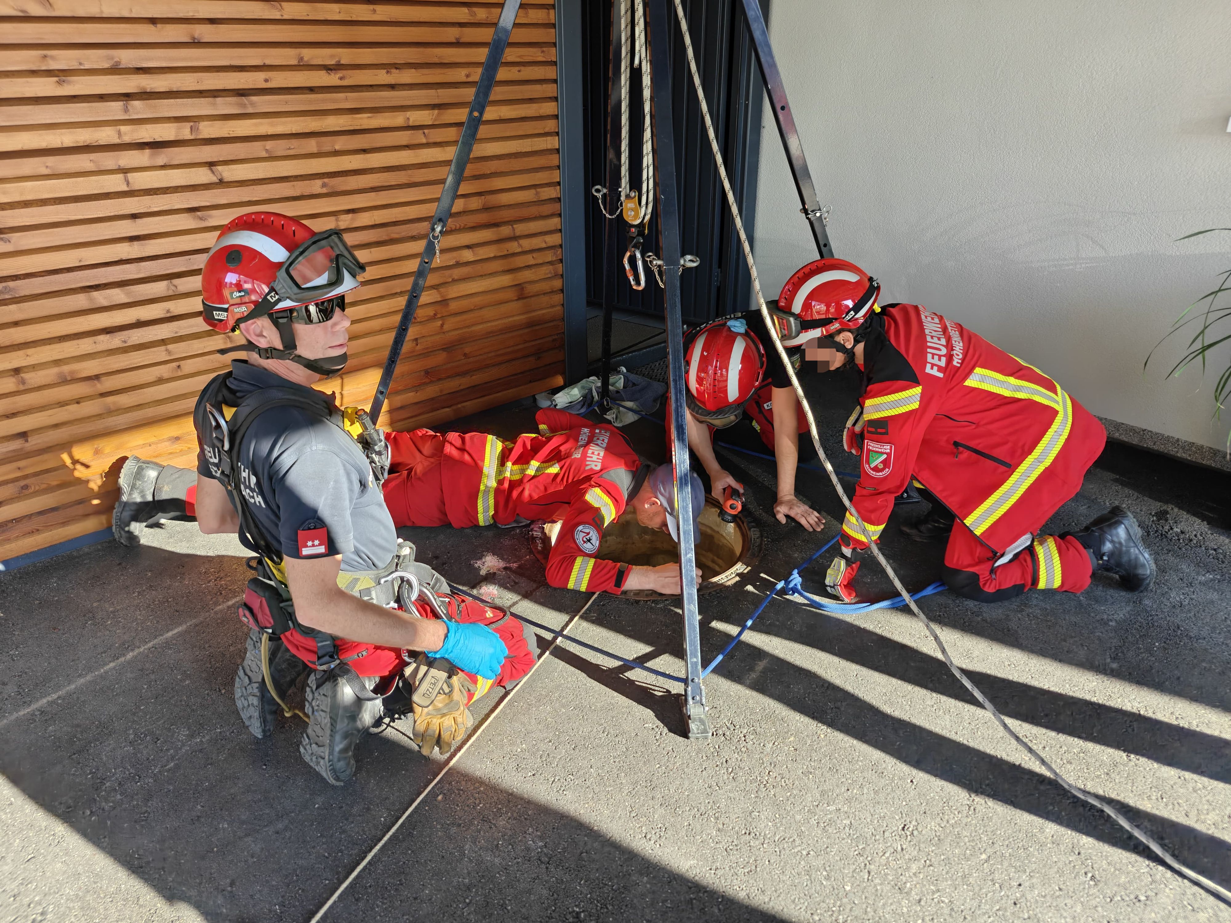 Die Helfer befreiten den Mann in Engerwitzdorf (Bez. Urfahr-Umgebung) aus seiner misslichen Lage.