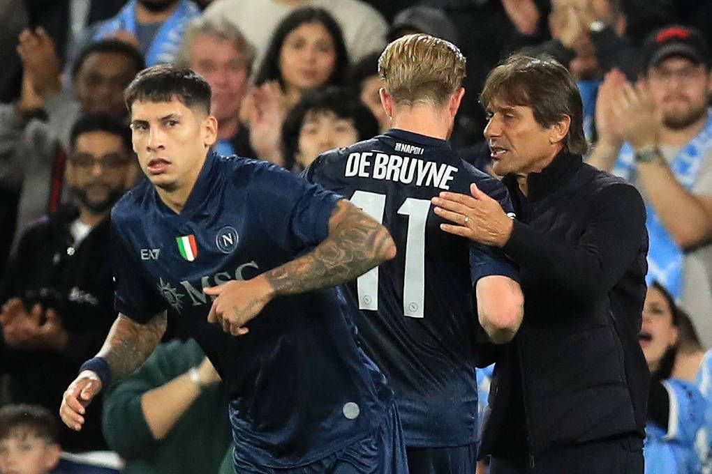 Napoli-Trainer Antonio Conte holte Kevin de Bruyne schon nach 25 Minuten vom Spielfeld. 