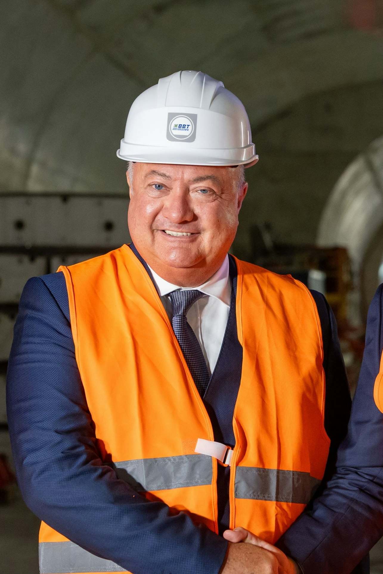 Augen auf, Ohren auf, Helmi ist da: Österreichs Bundeskanzler Christian Stocker mit EU-Verkehrskommissar Apostolos Tzitzikostas und Verkehrsminister Peter Hanke im Brennerbasistunnel