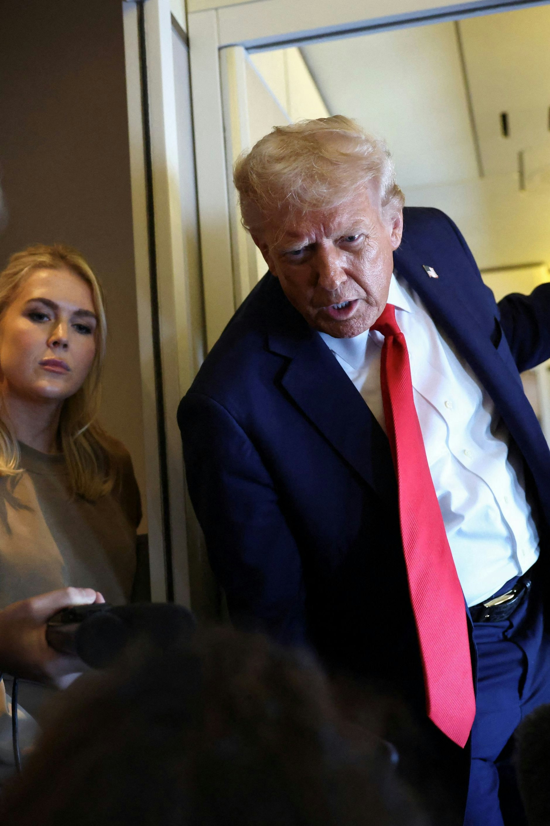 "Alles, was sie tun, ist, Trump anzugreifen": Donald Trump an Bord der Air Force One 
