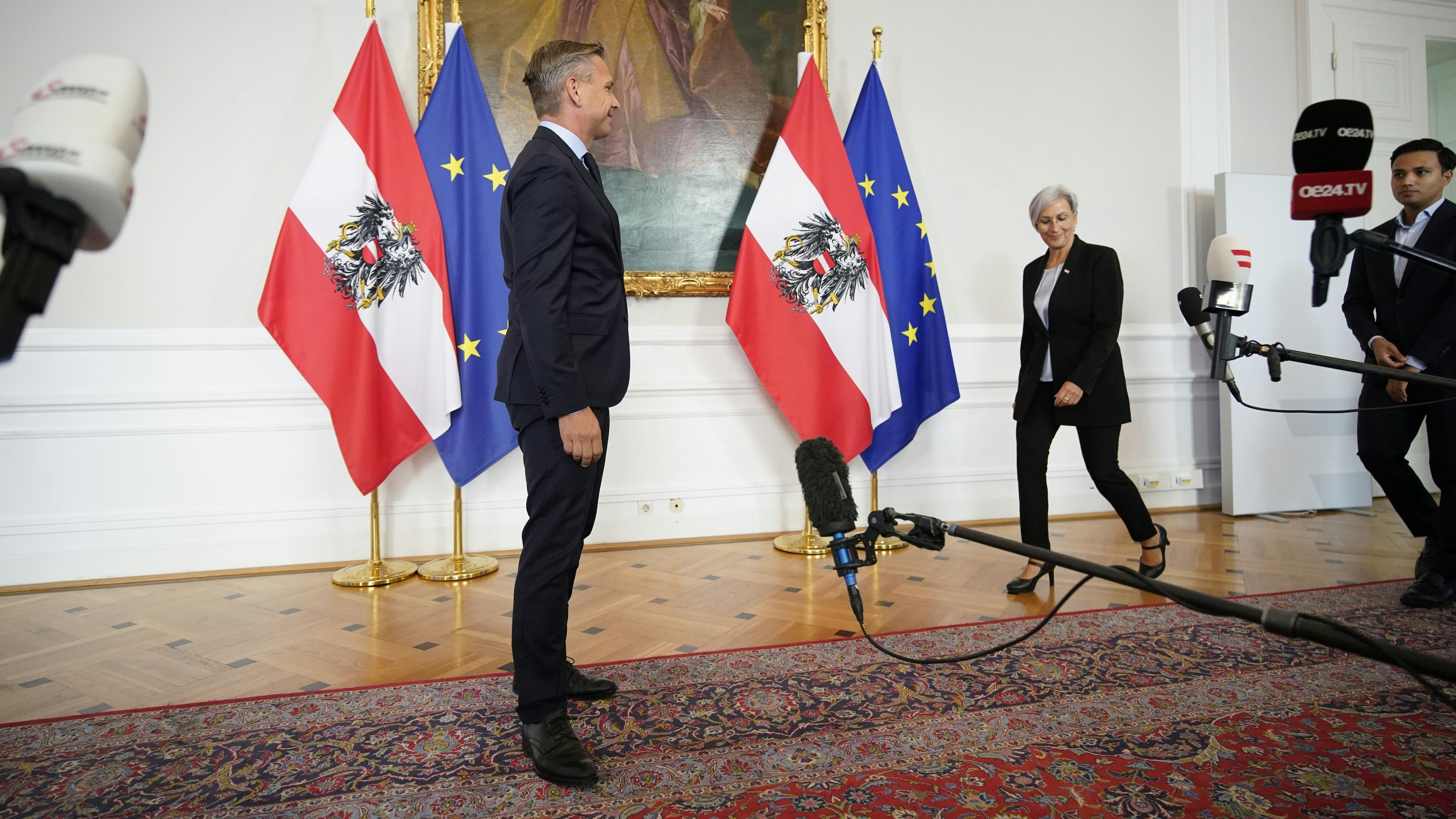 ... oje, ich hab‘ gedacht, die Pressekonferenz gehört mir allein ...