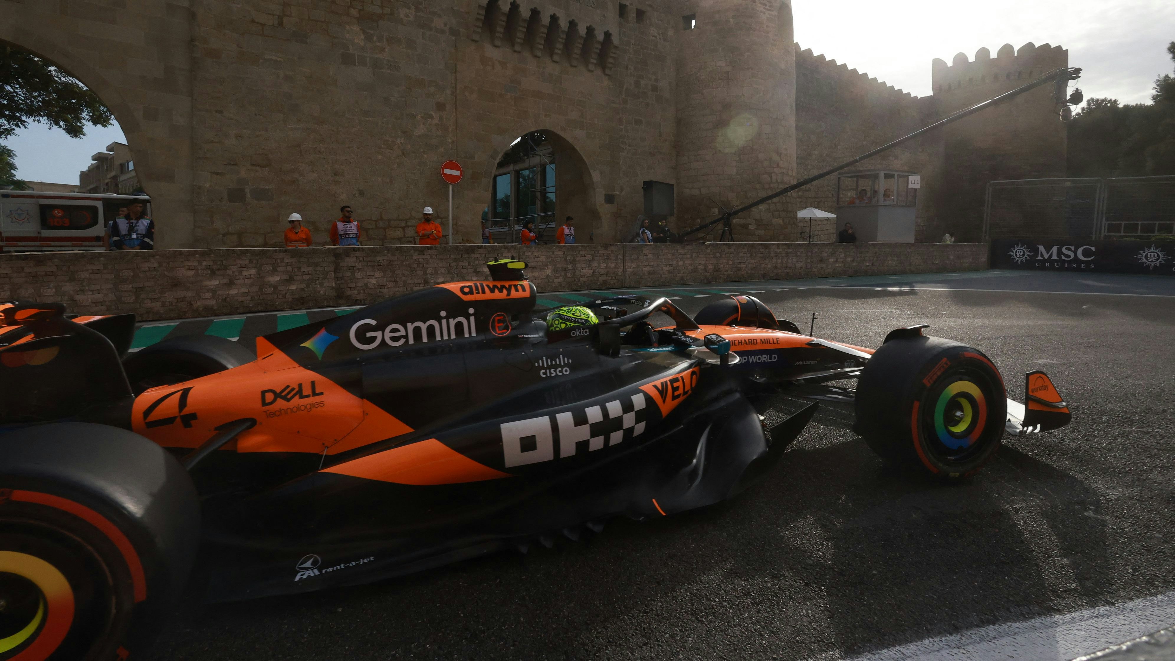 Heute.at - Ferrari gibt den Ton an, Norris schlägt in der Wand ein