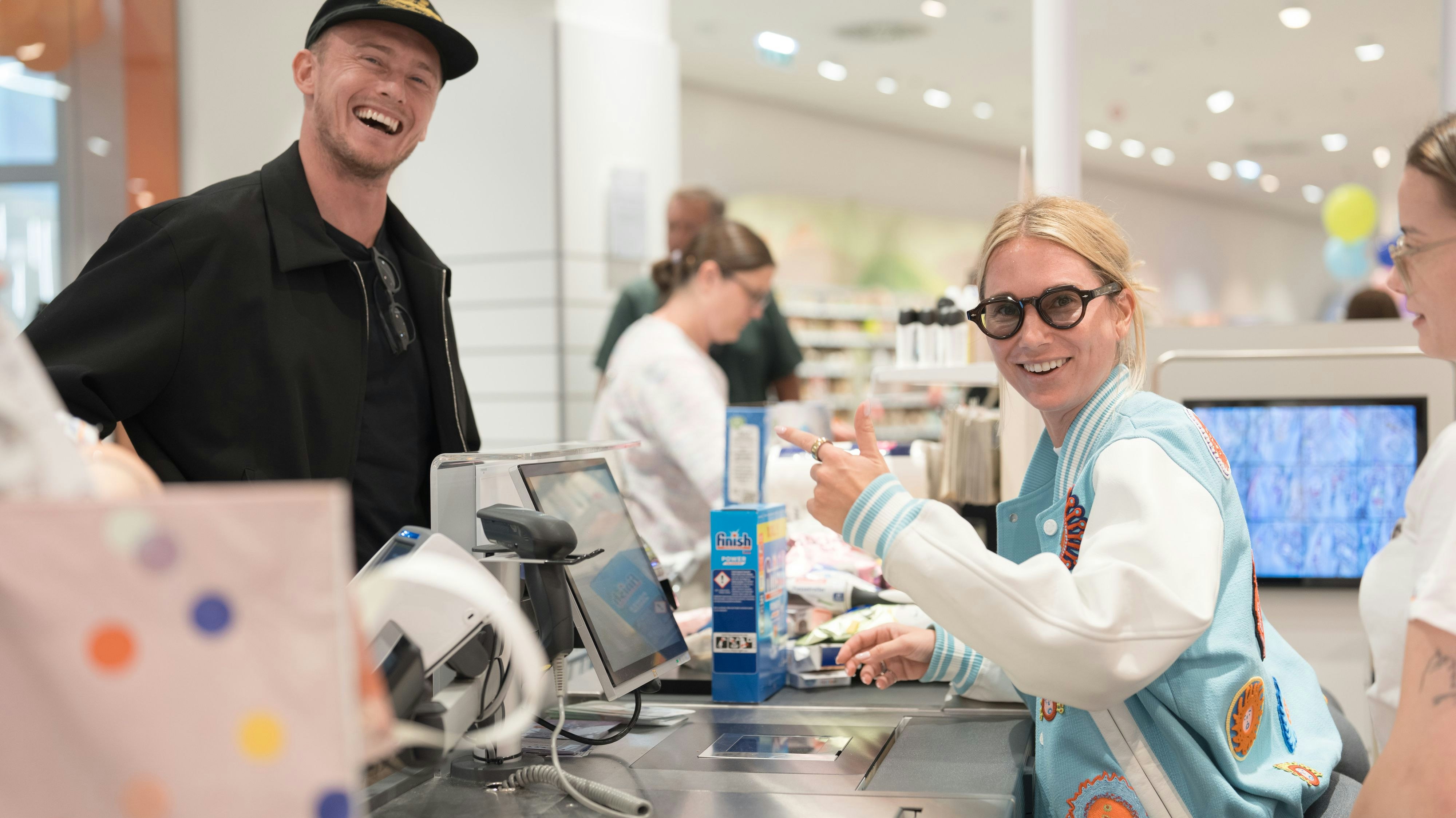 Constantly K kassierte bei "dm" für den guten Zweck.