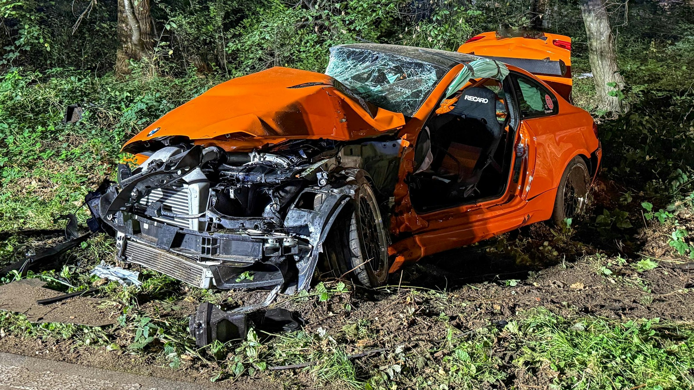 Heute.at - Schwerer BMW-Crash! Sportwagen zerschellt an Bäumen