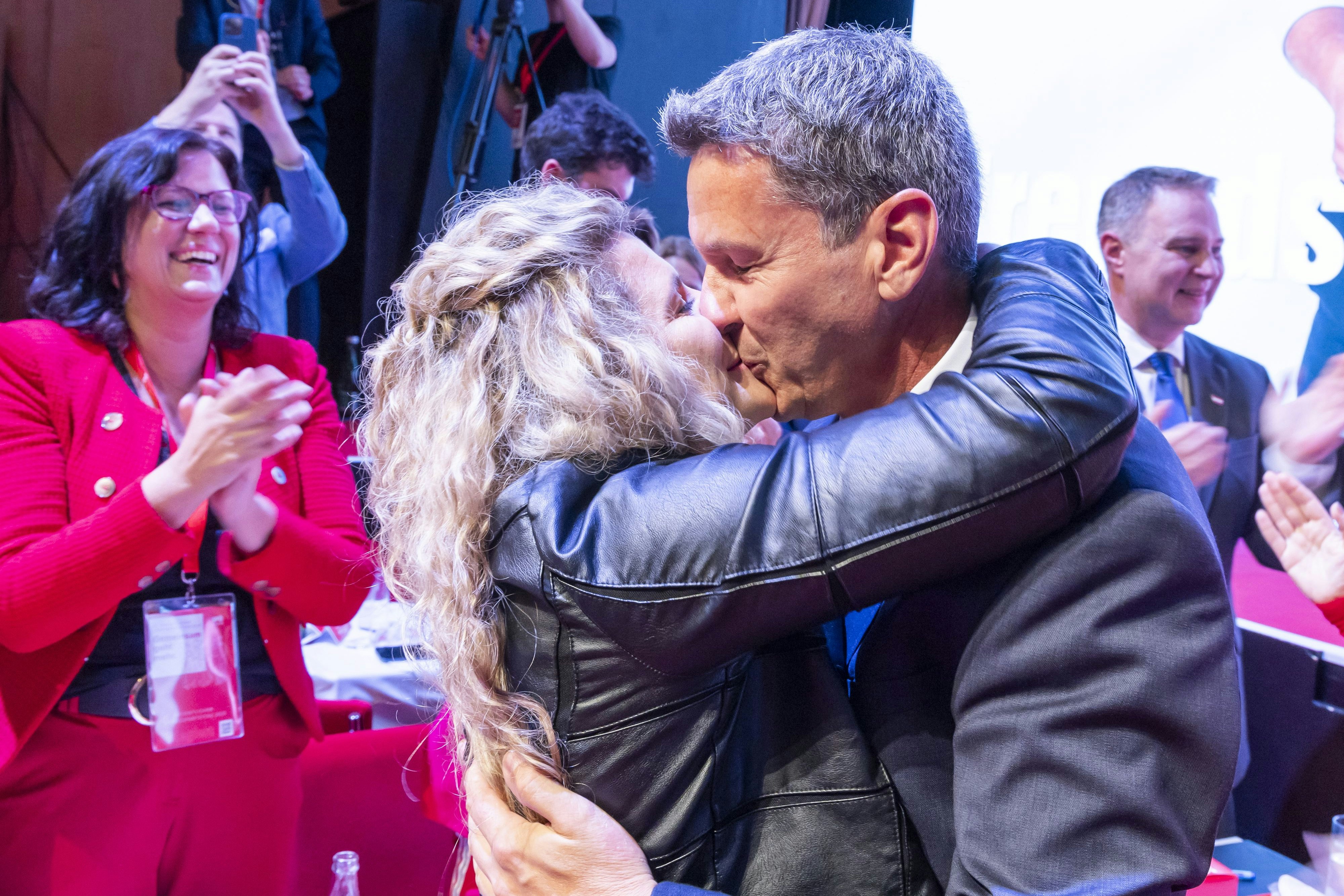 Kumm her, samma mehr! Der neue Kärntner SPÖ-Chef Daniel Fellner busselt Ehefrau Sandra ...