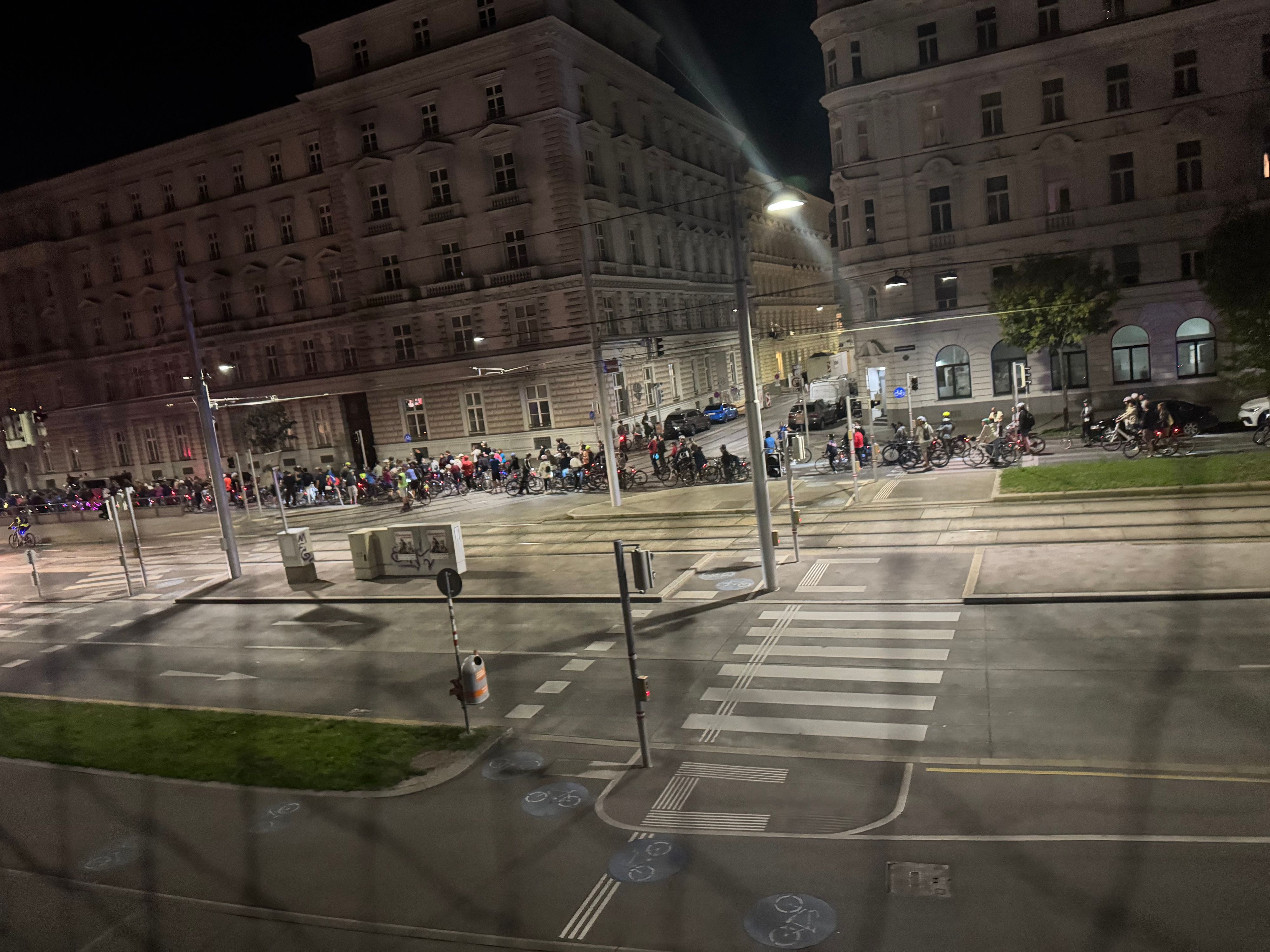 Munter radelten mehrere hundert Menschen durch Wiens Straßen