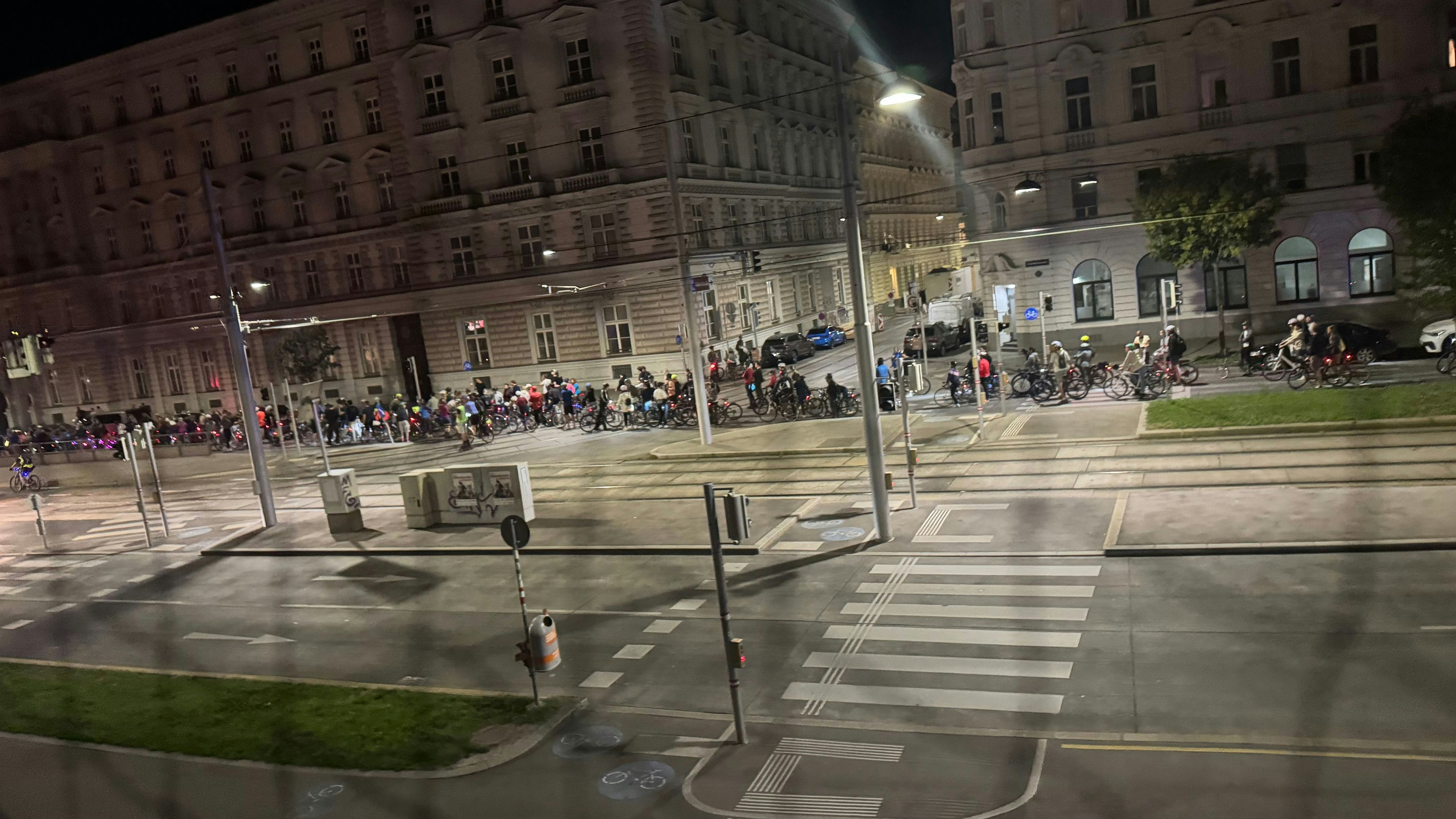 Munter radelten mehrere hundert Menschen durch Wiens Straßen