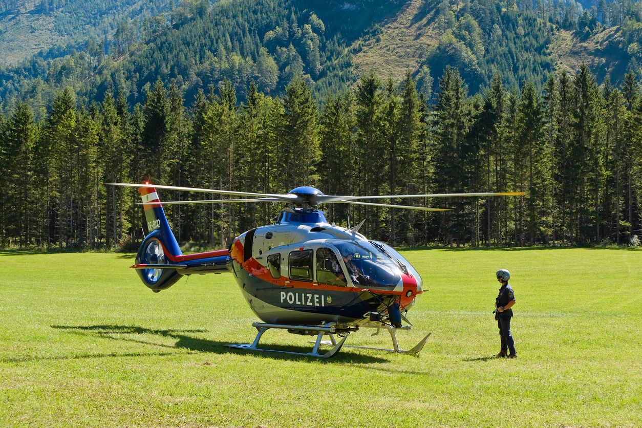 Ein Polizeihubschrauber barg den Leichnam. (Symbolbild)