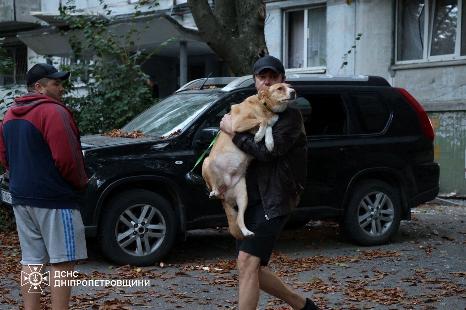Russische Streitkräfte haben mit Drohnen und Raketen zugeschlagen, Wohnhäuser beschädigt und Brände ausgelöst.