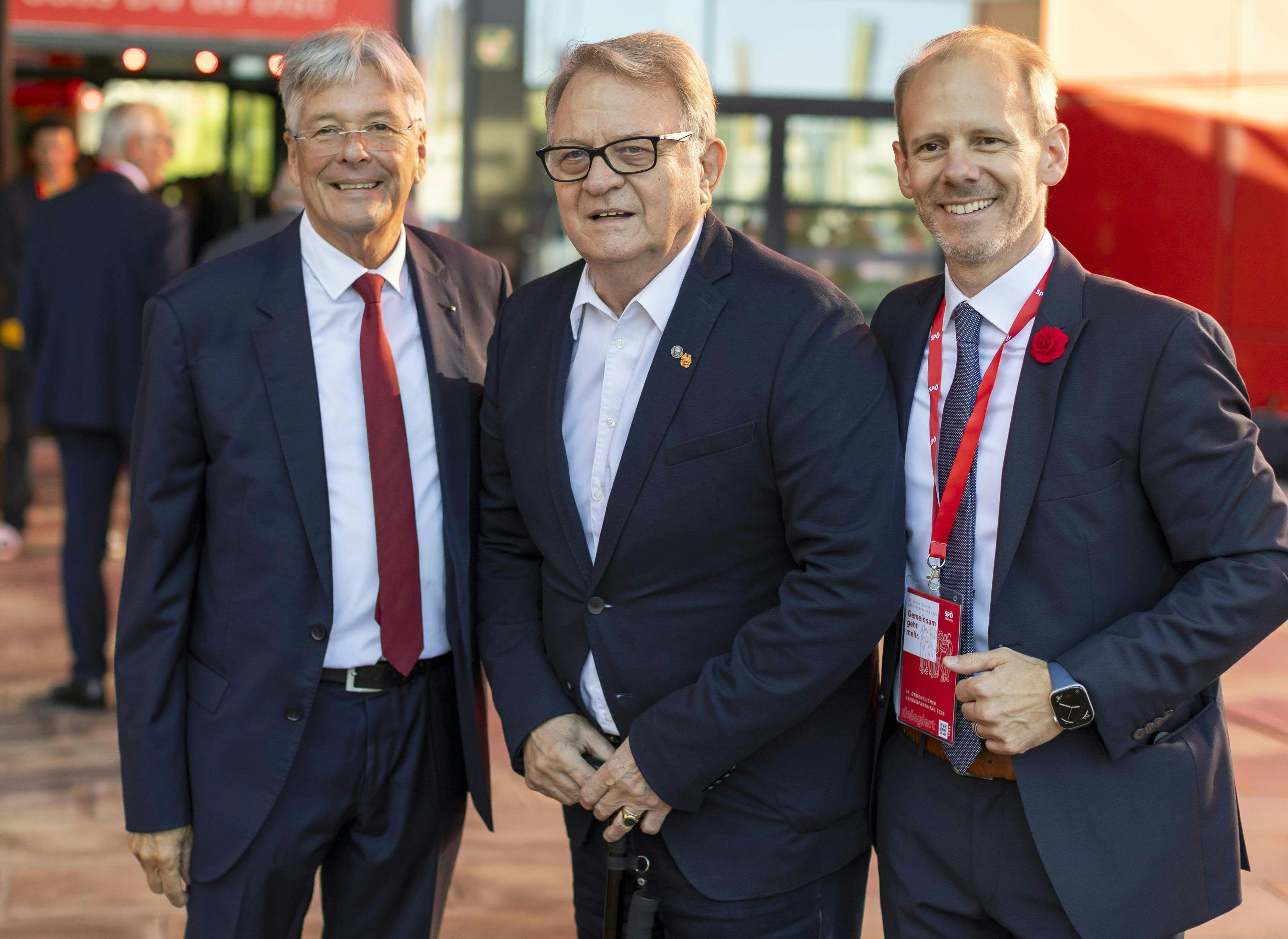 Landesparteivorsitzender und Landeshauptmann Peter Kaiser (SPÖ), Alt-Landeshauptmann Peter Ambrozy (SPÖ) und Landesgeschäftsführer Andreas Sucher (SPÖ) im Rahmen des Ordentlichen Parteitages der SPÖ Kärnten.
