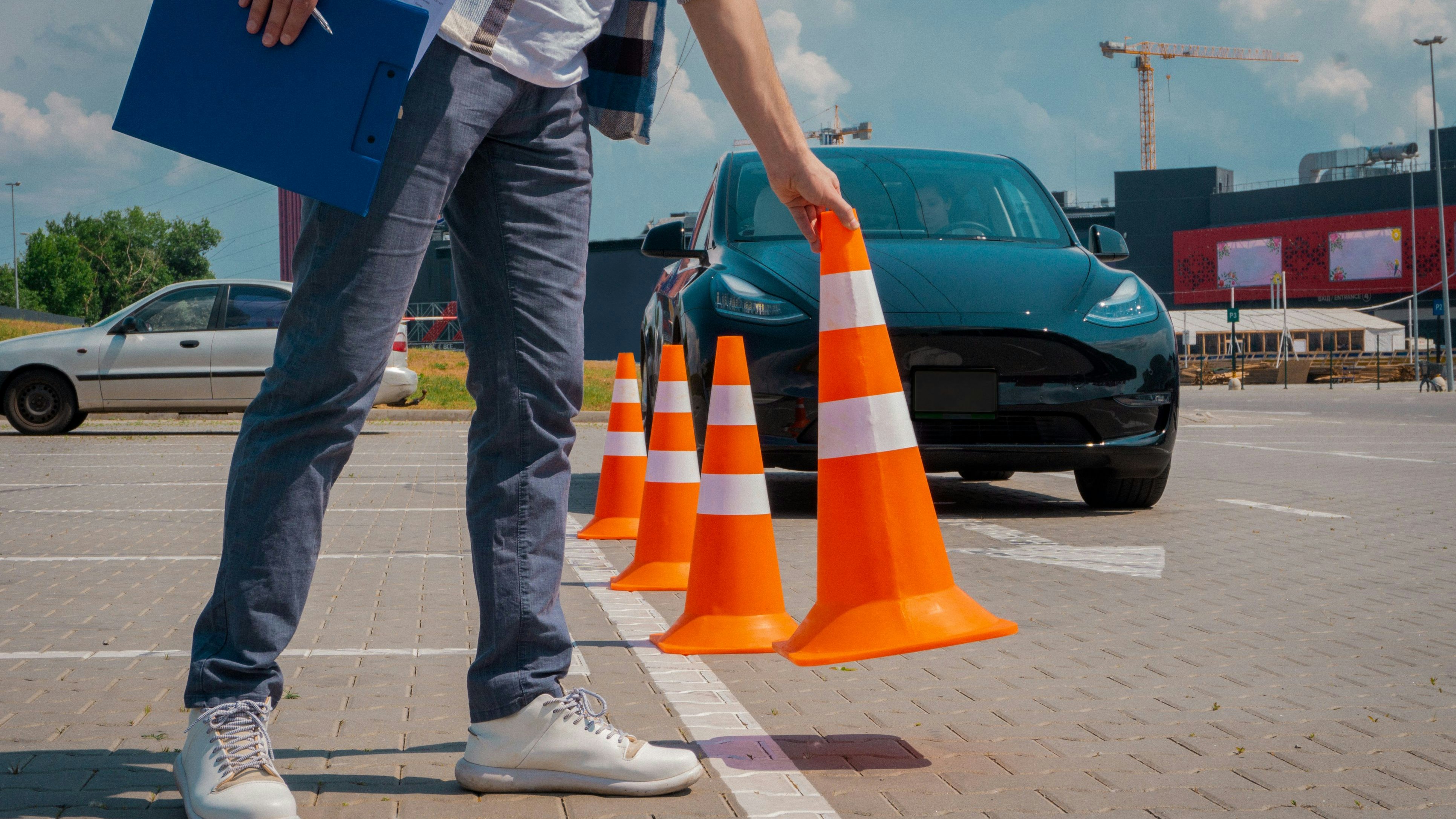 Heute.at - Fahrschüler fährt Fahrlehrer an und verletzt ihn schwer