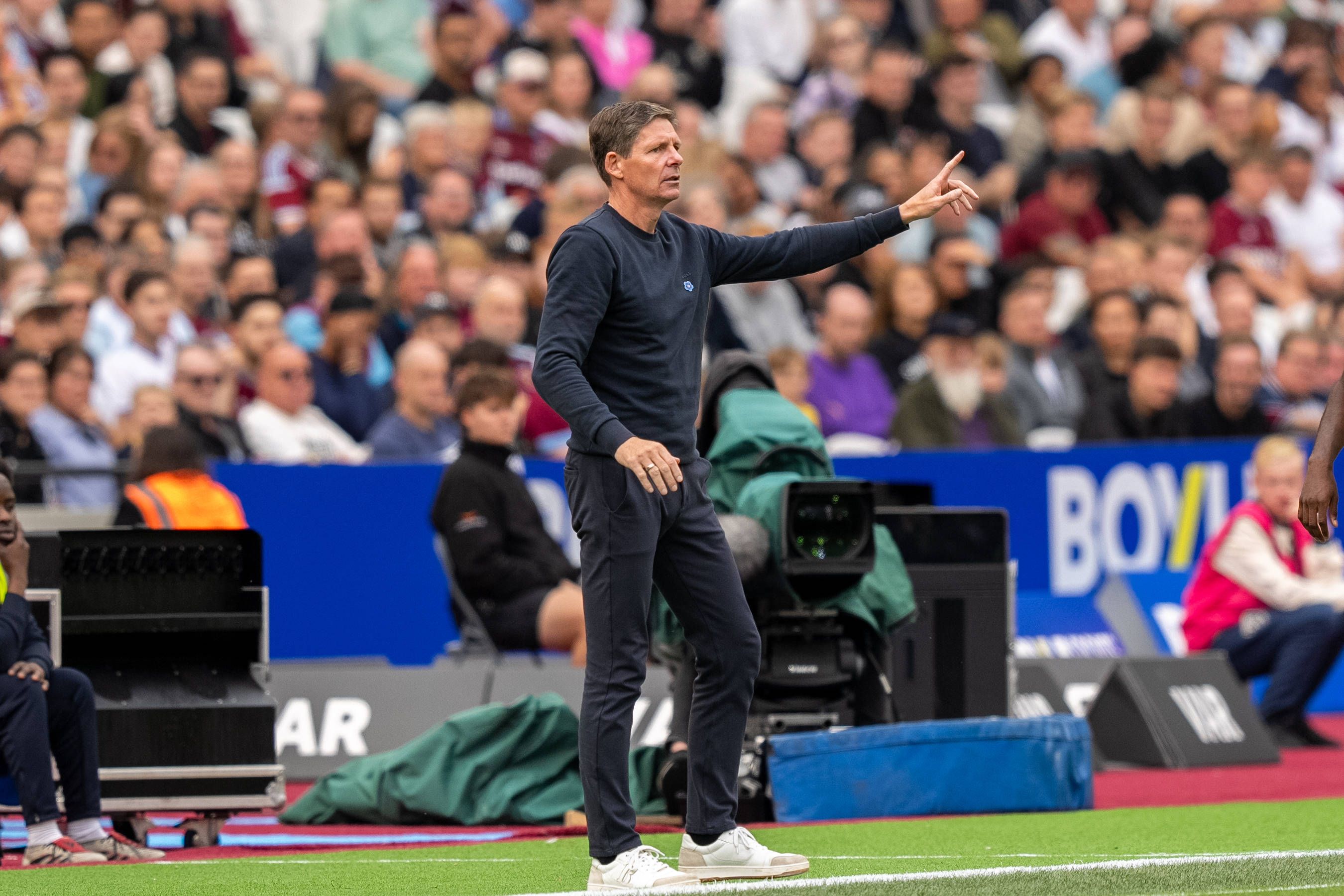 Oliver Glasner feiert einen wichtigen Auswärtssieg.