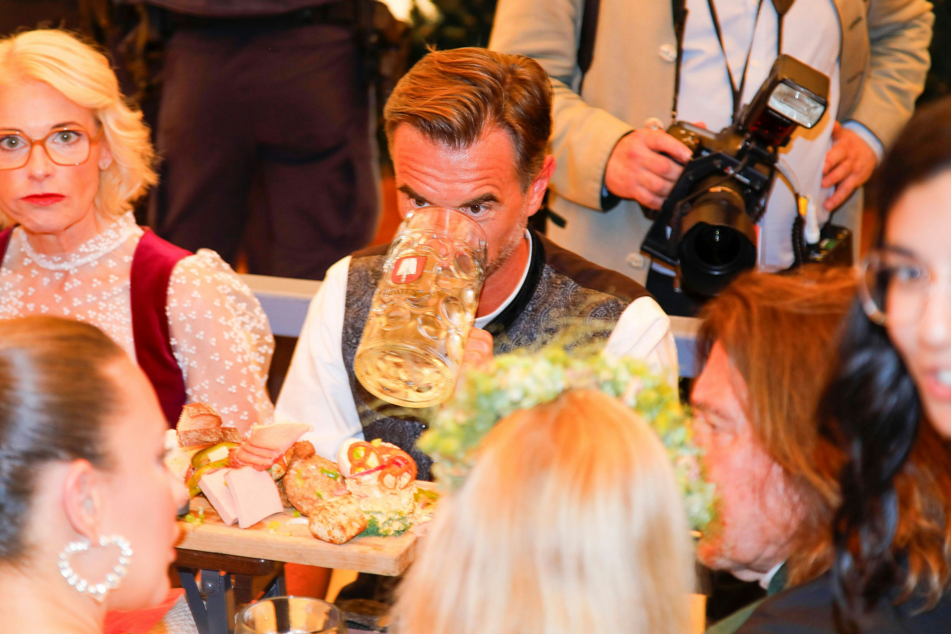 Oktoberfest-Outing – "Na sowieso!": Silbereisen treibt es auf der Wiesn  wild | Heute.at