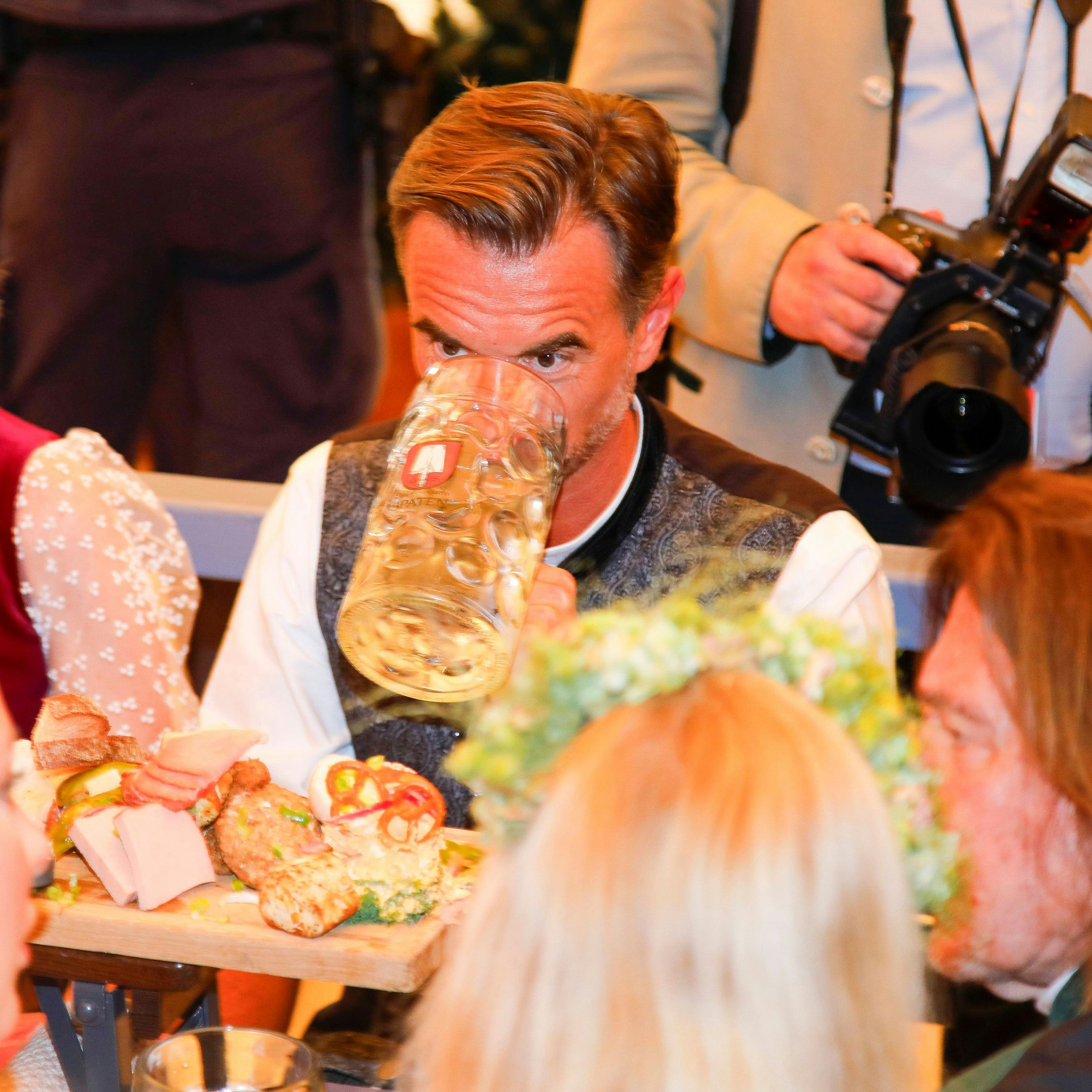 Oktoberfest-Outing – "Na sowieso!": Silbereisen treibt es auf der Wiesn wild | Heute.at