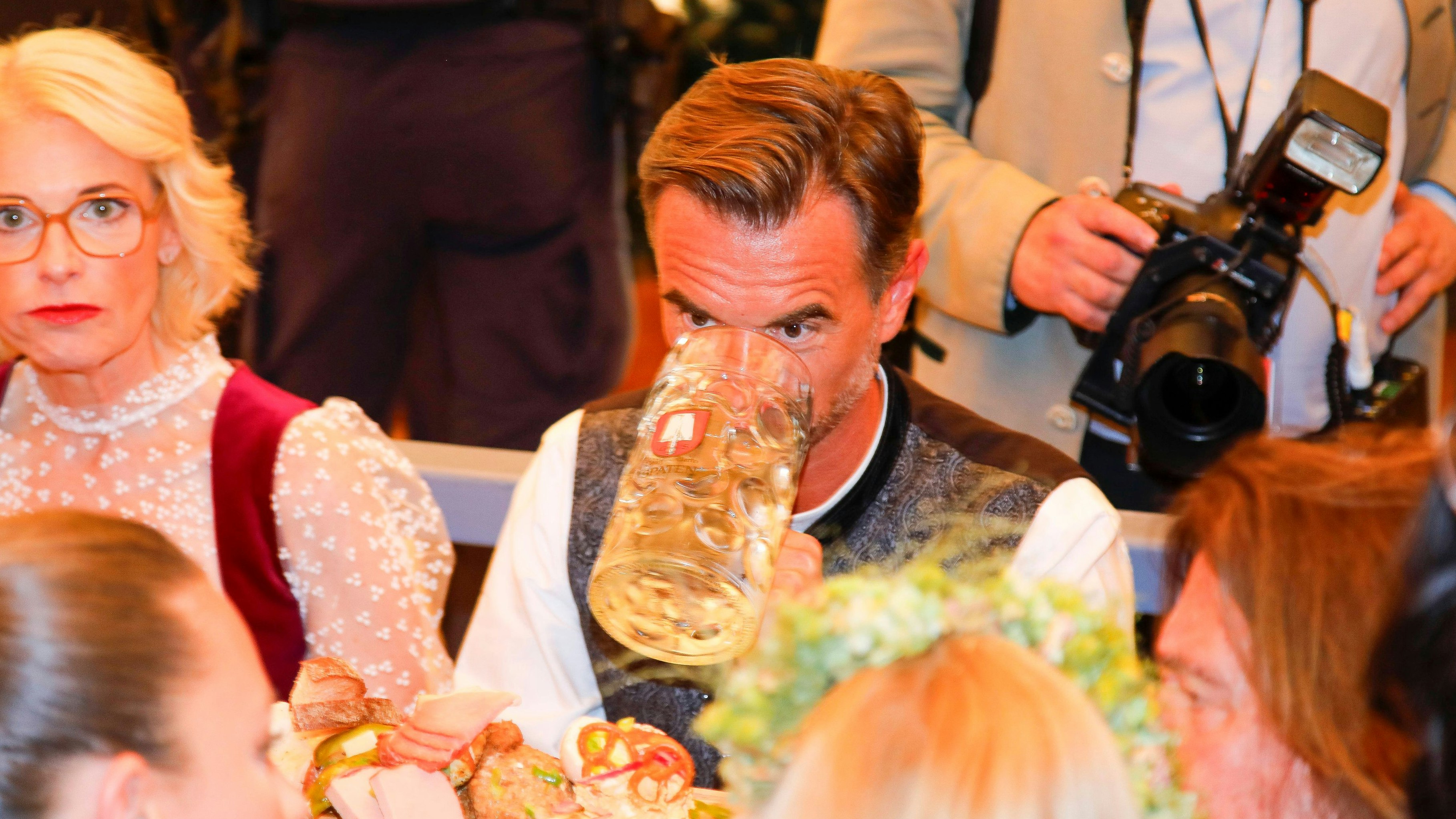 Heute.at - Na sowieso!: Silbereisen treibt es auf der Wiesn wild