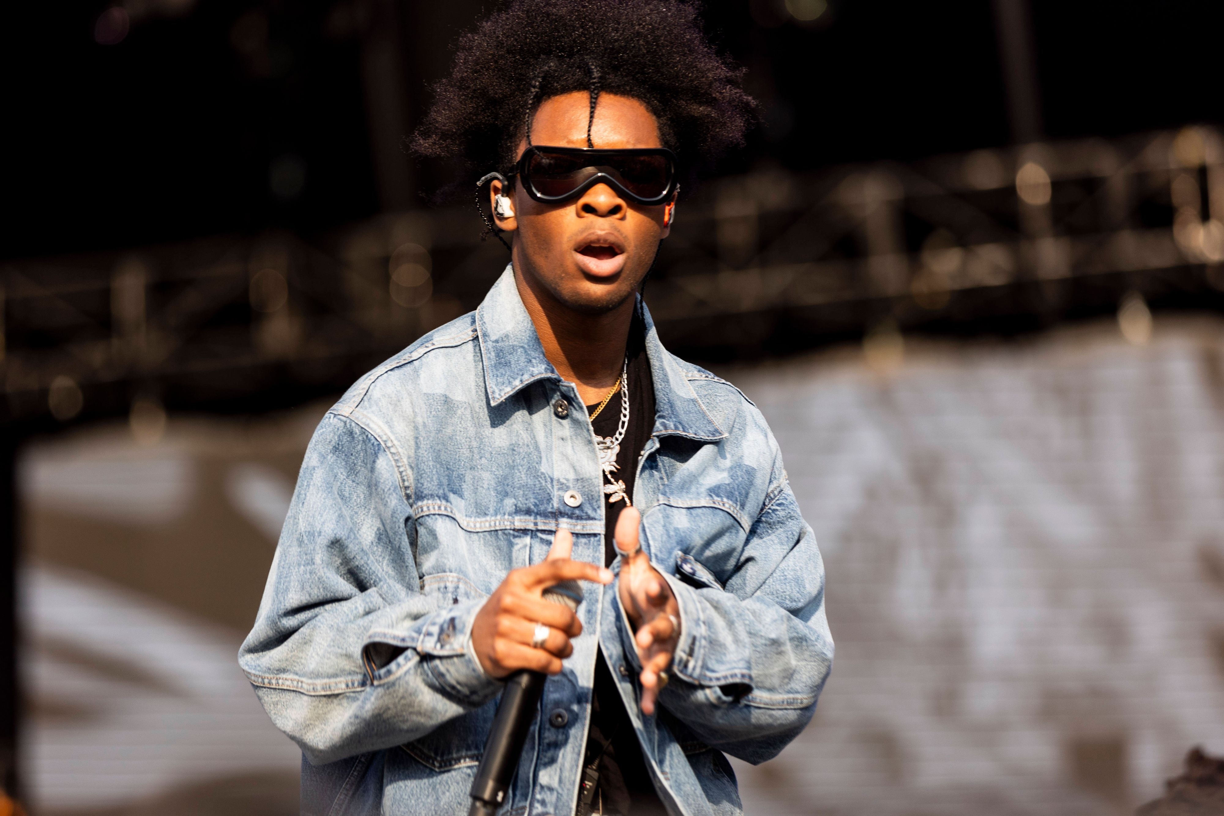 D4vd befand sich mitten in seiner Welttournee, als eine Leiche in seinem Auto gefunden wurde.