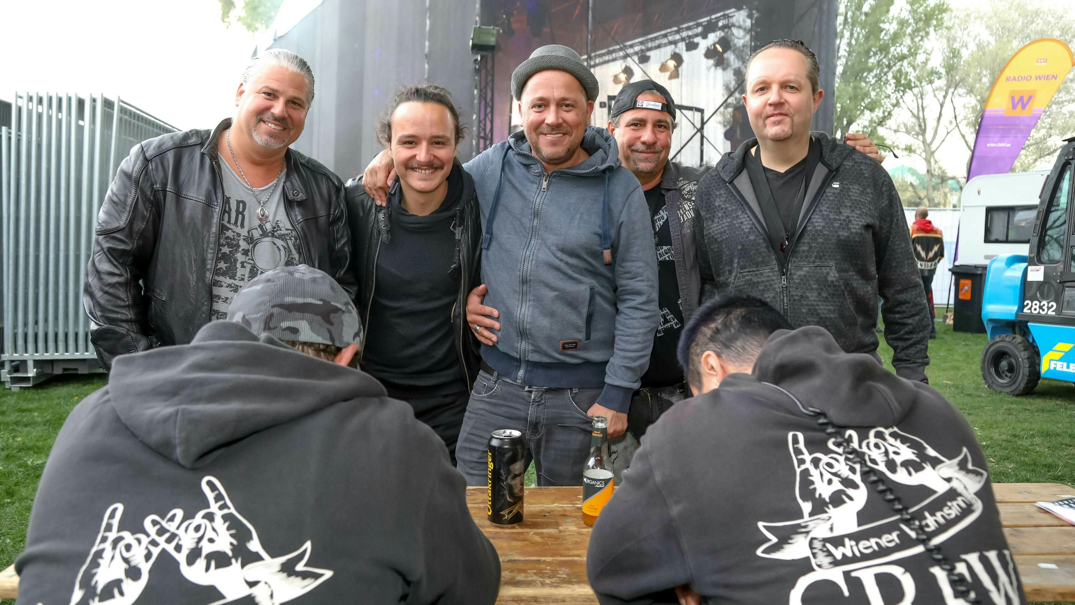 Download von www.picturedesk.com am 20.09.2025 (16:06).  01.05.2022, Kaiserwiese/Wiener Prater, 1. MAI FEST BÜHNE, organisiert v. SPÖ Wien u. Radio Wien.im Bild: Christian Kisling, Leo Luca Bei, Martin SOBERL Sobotka, Christian Braeuer, Martin Neuhold, -Band Wiener Wahnsinn, -Backstage, - 20220501_PD17631 - Rechteinfo: Rights Managed (RM)