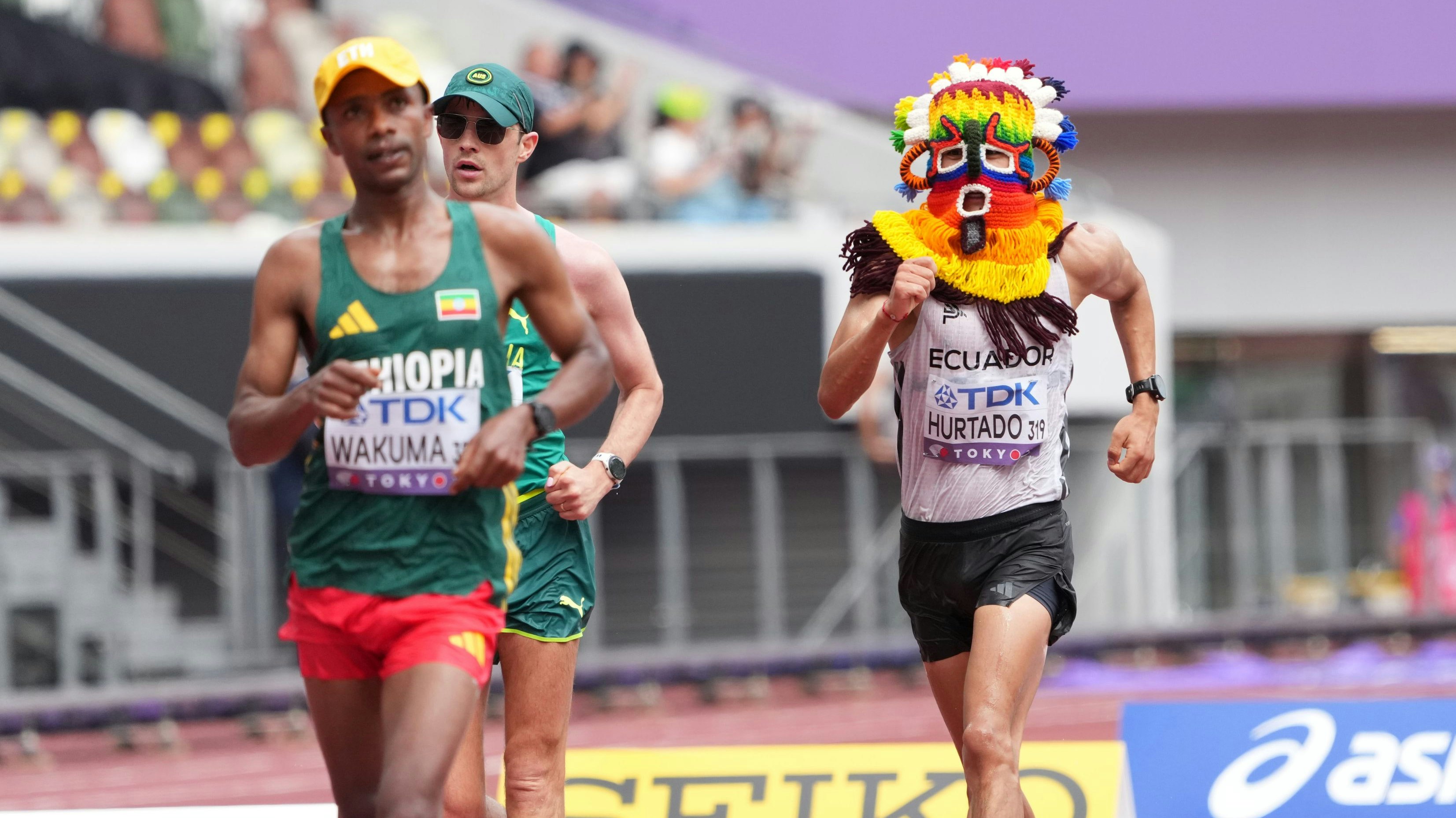 Heute.at - Dieser Maskenmann stiehlt der Konkurrenz die Show