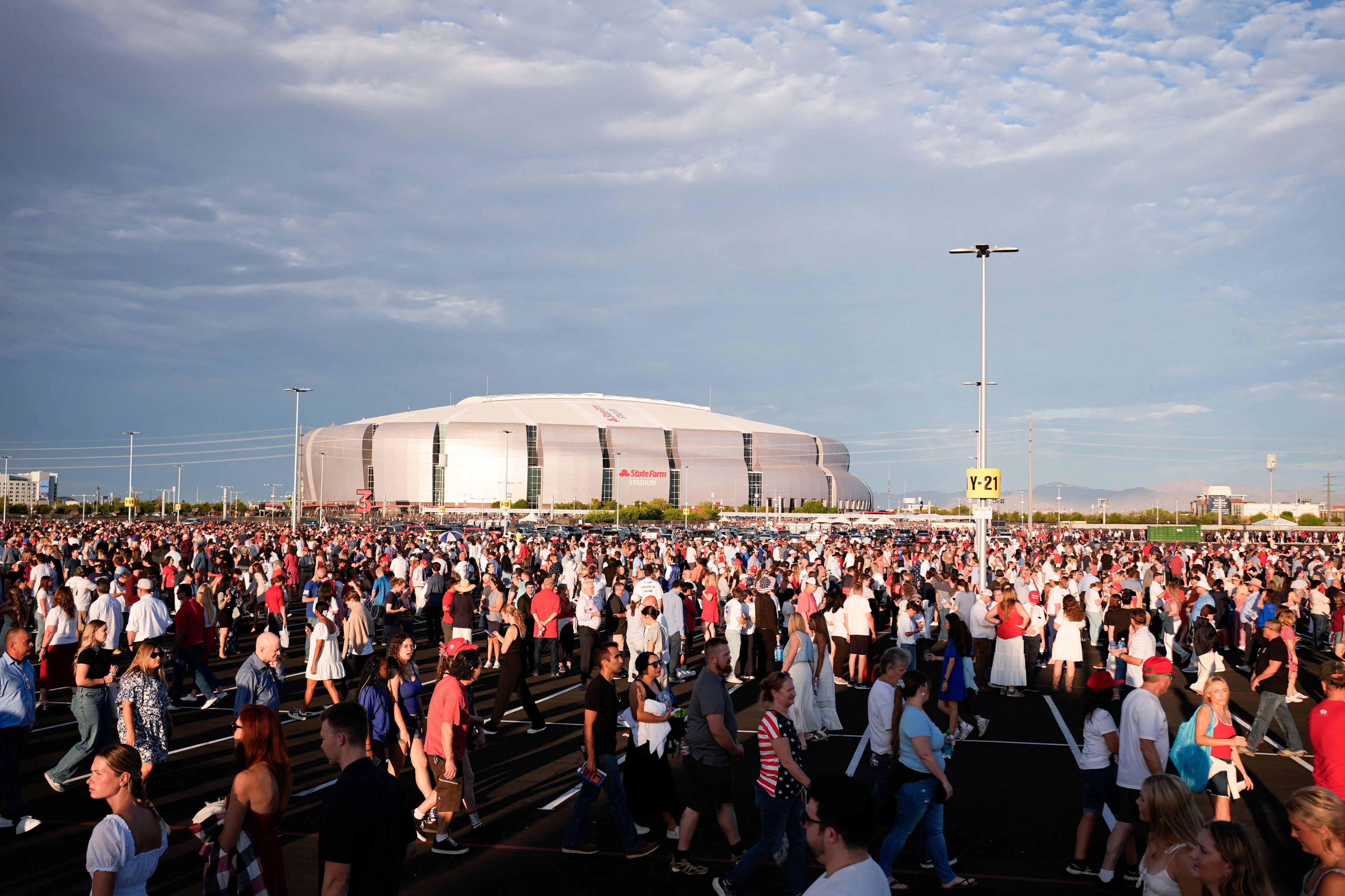 Zahlreiche Menschen versammeln sich für die Trauerfeier von Charlie Kirk.