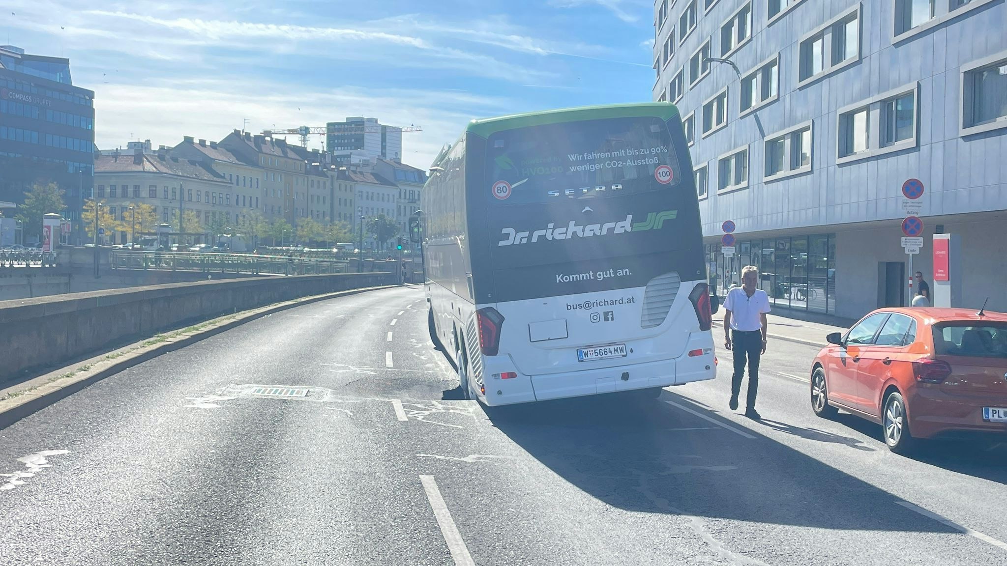 Der Bus hing schief in der Mulde.