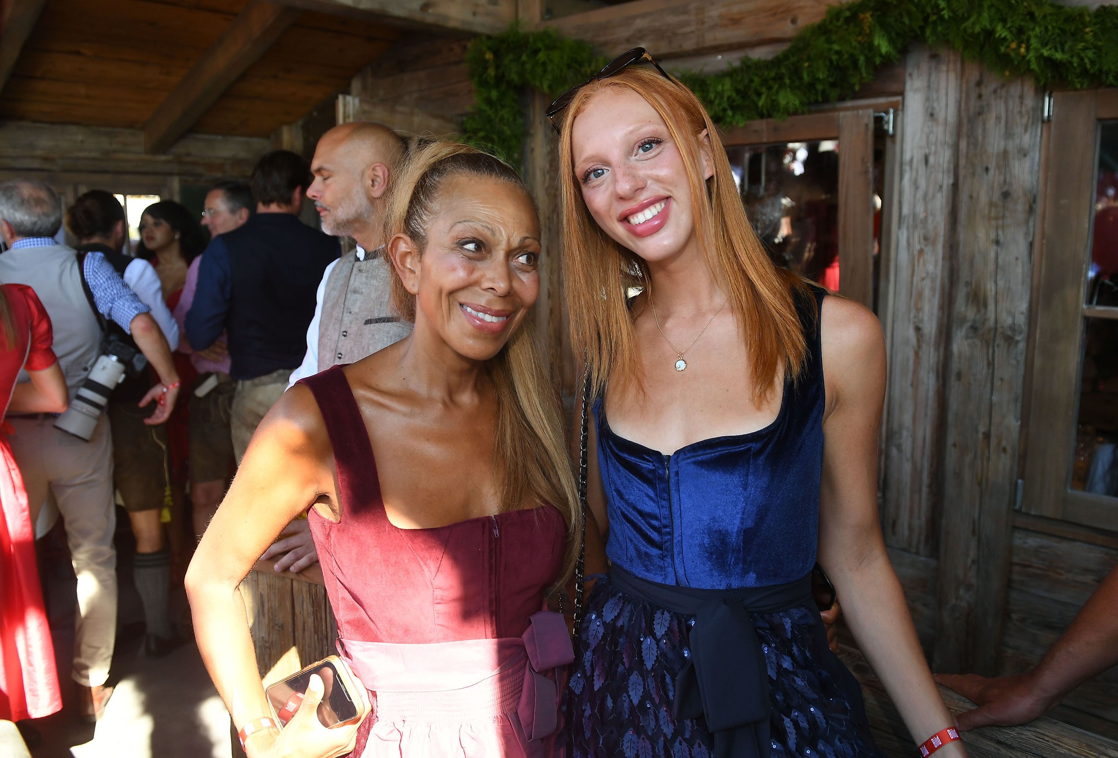 Becker-Tochter, Anna Ermakova (r), und ihre Mutter Angela Ermakova.