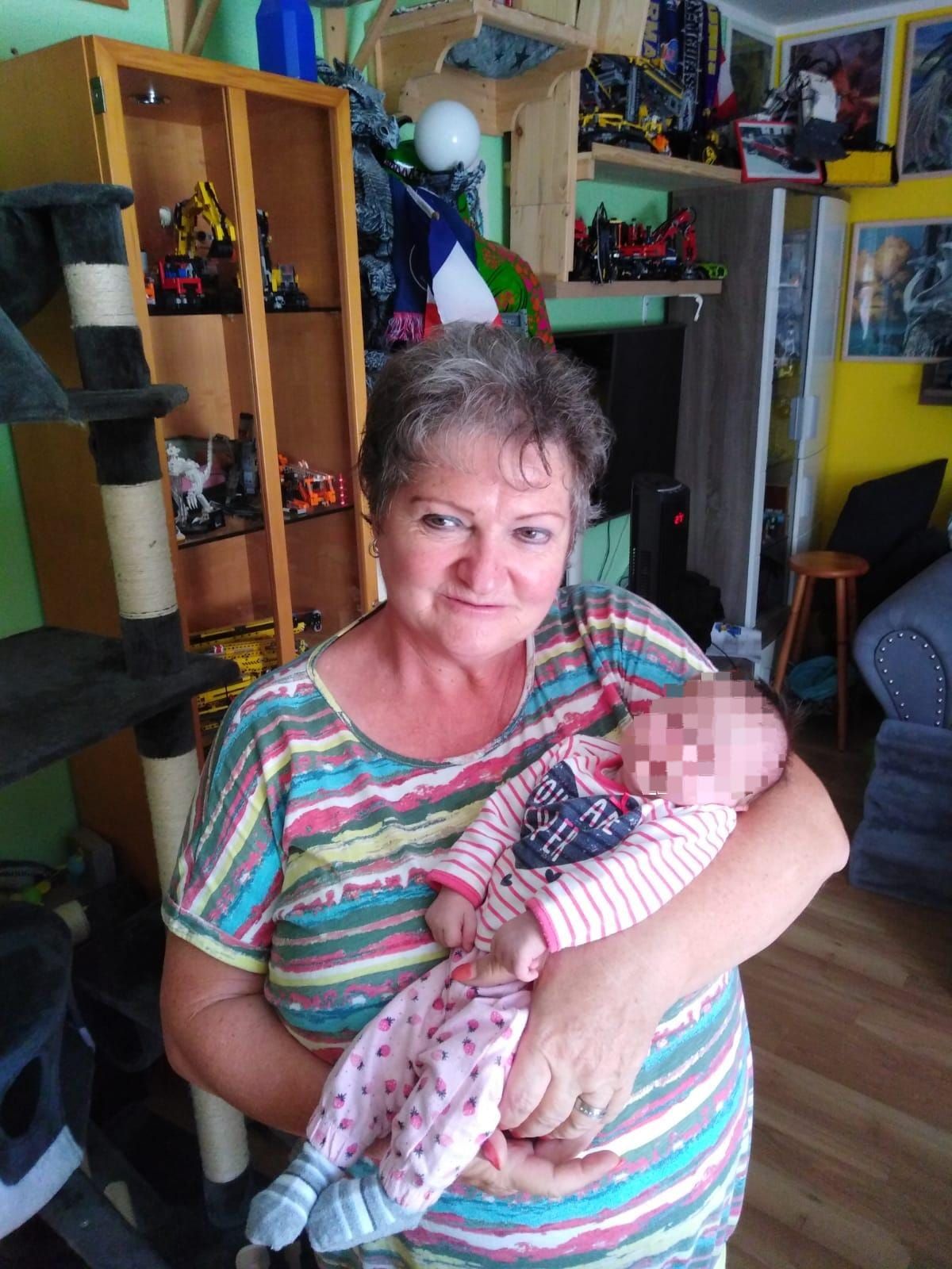 Pensionistin Karin Thon mit ihrer Enkeltochter.