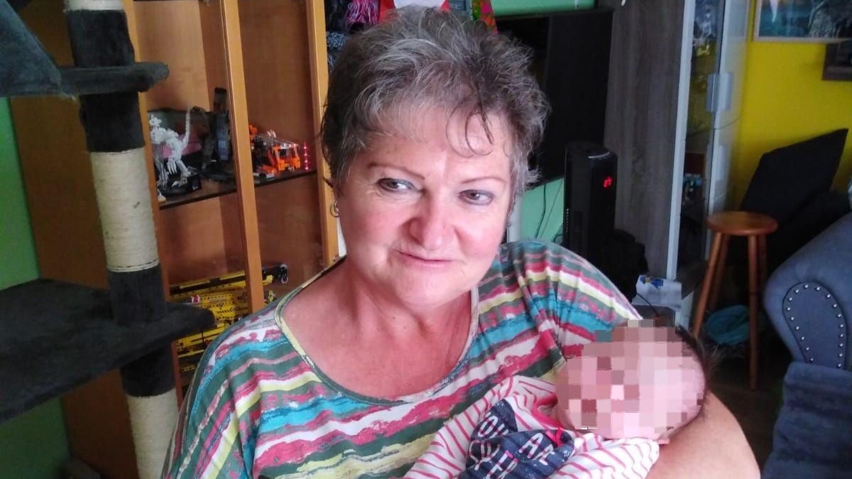 Pensionistin Karin Thon mit ihrer Enkeltochter.