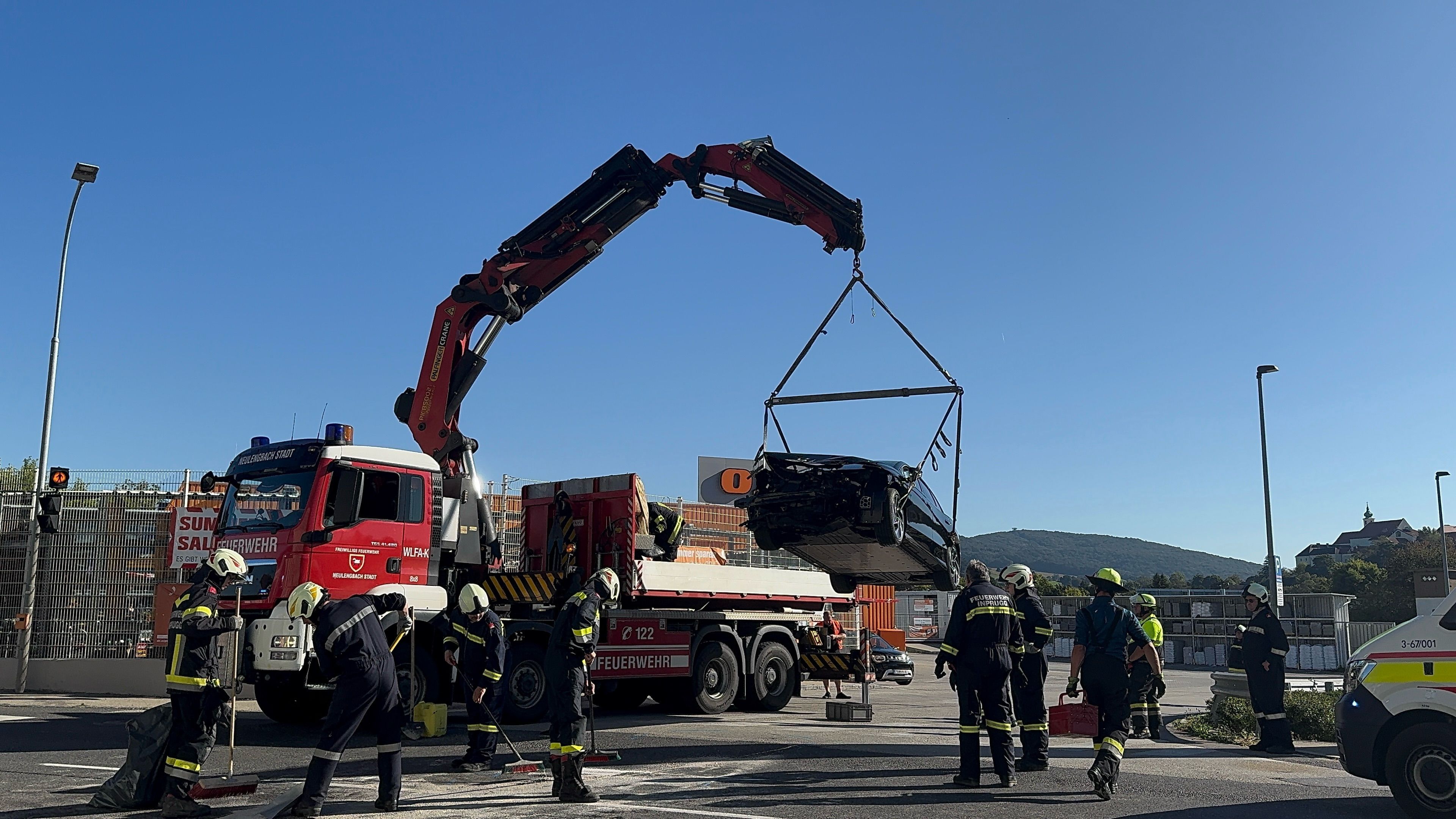Drei Verletzte wurden in umliegende Krankenhäuser transportiert.