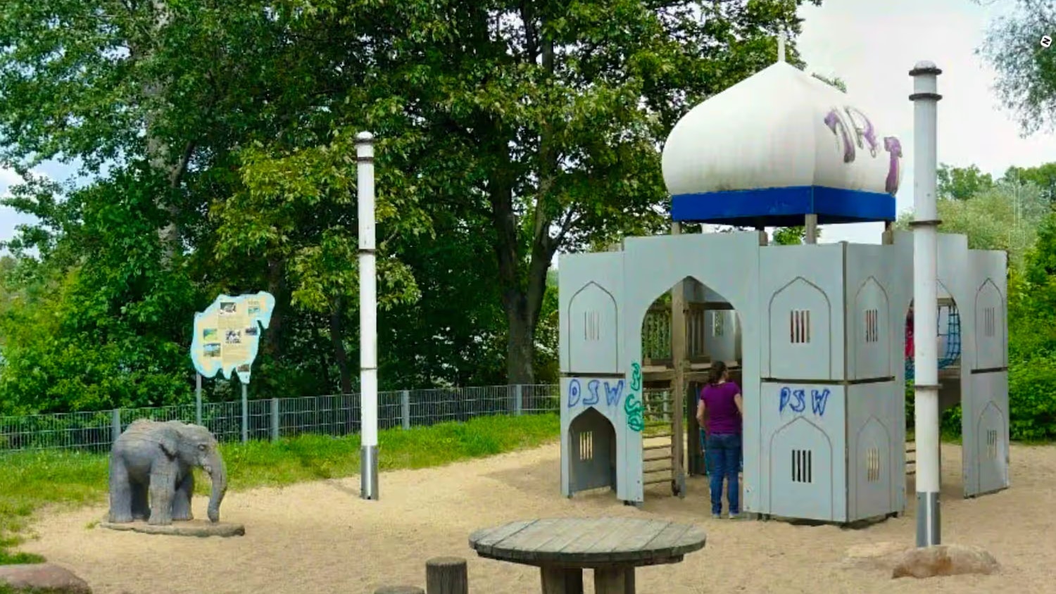 Die Taj-Mahal-Nachbildung symbolisiert zusammen mit einem Elefanten den Kontinent Asien.