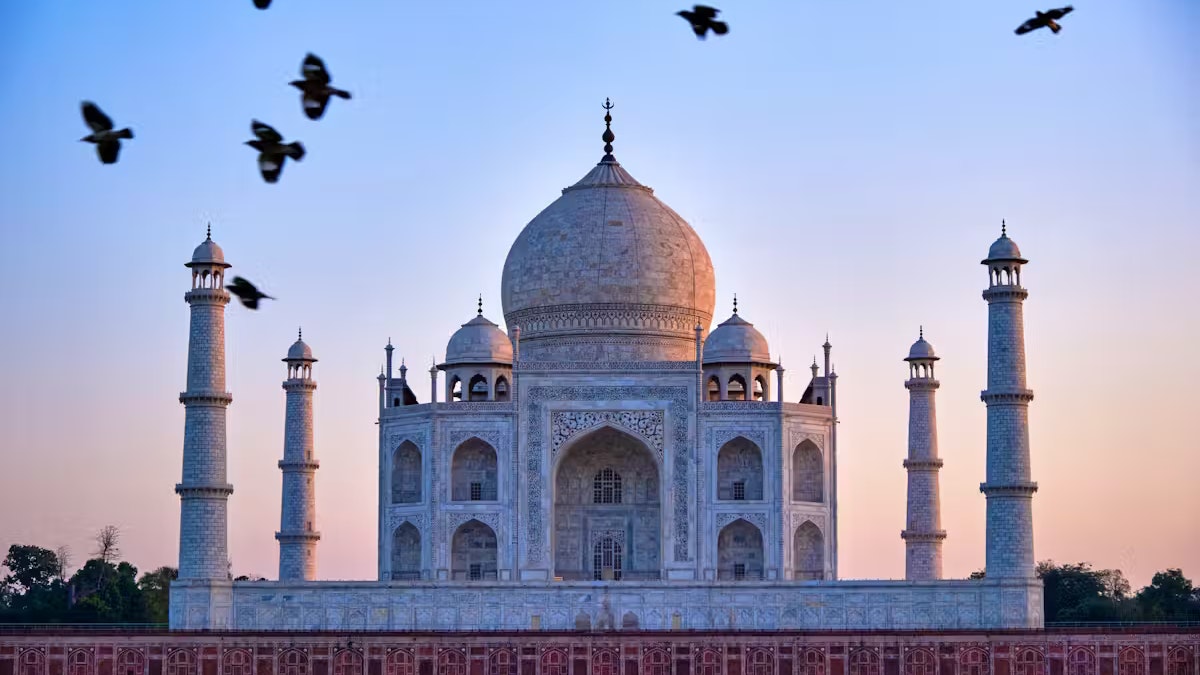 ... sind denen des Tah Mahal nachempfunden. Auch das Portal und die fensterähnlichen Einlassungen finden sich beim Spielgerät.