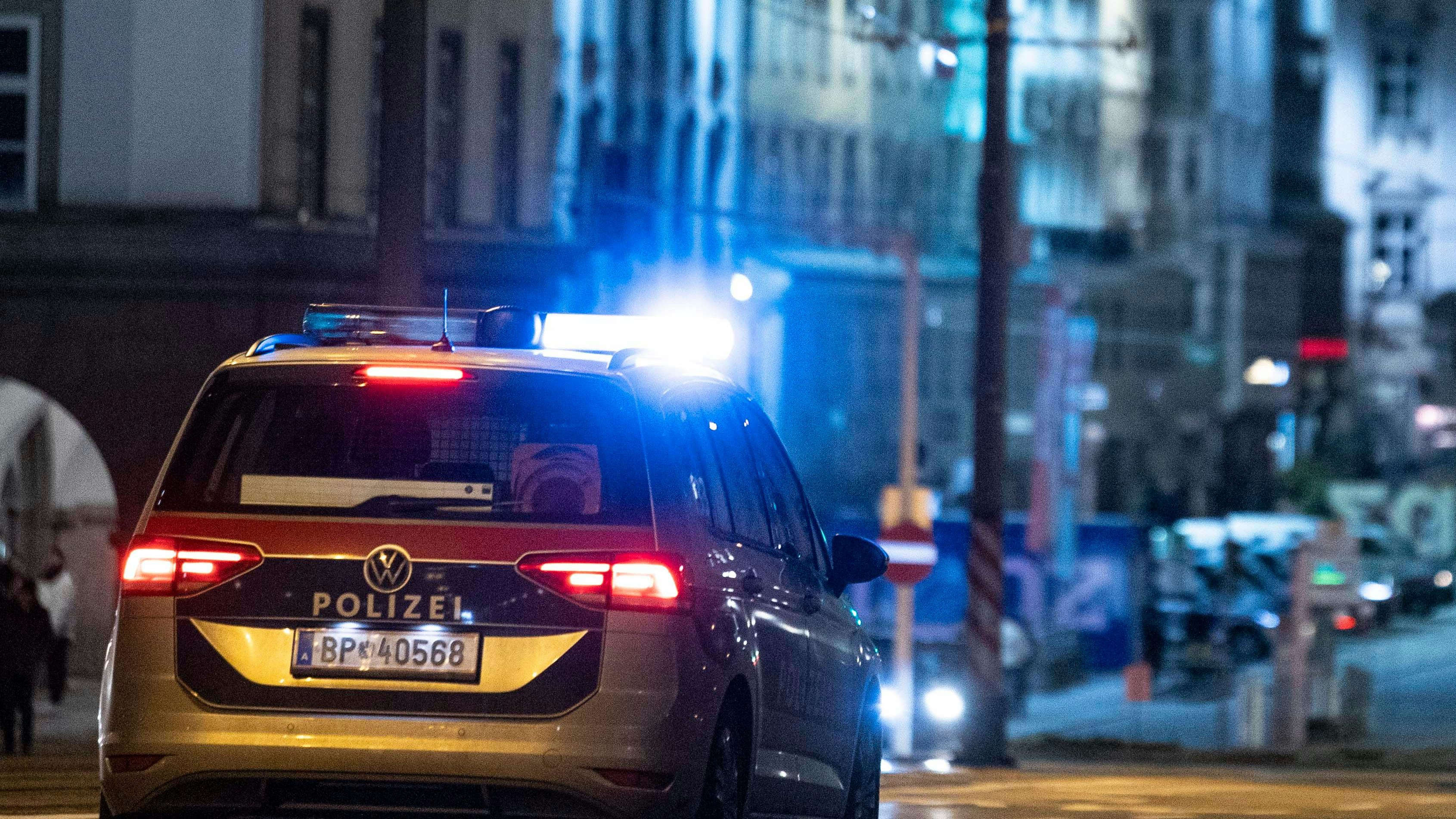 Download von www.picturedesk.com am 21.09.2025 (11:33).  Polizisten befinden sich während einer Demonstration im Einsatz. Im Bild: Funkstreife mit Blaulicht. Linz, Österreich. 04.02.2023 // Linz police forces are in service during a demonstration. Picture: Police car with blue flashlights. Vienna, Austria. February 4th, 2023 - 20230204_PD19350 - Rechteinfo: Rights Managed (RM)